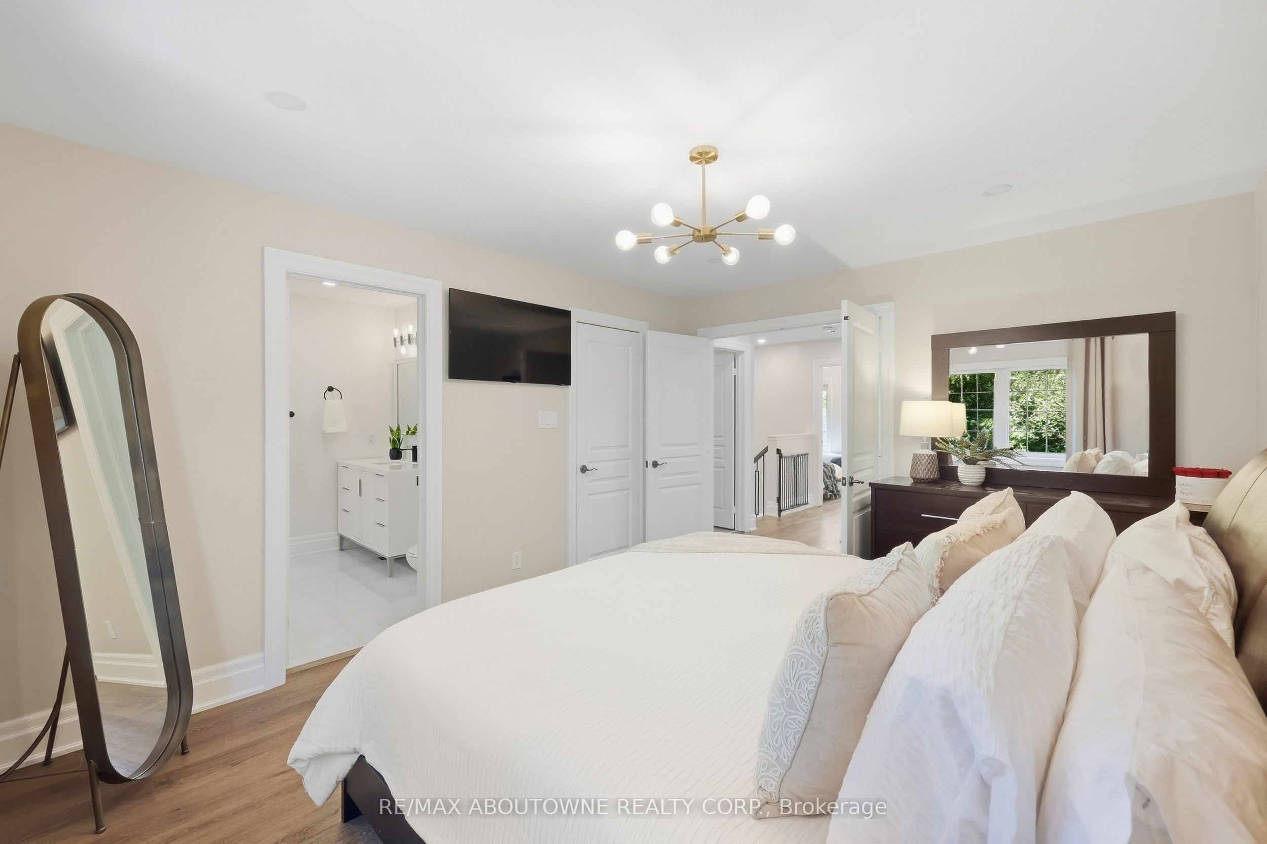 2409 Postmaster Drive, Oakville ‣ W13829152 2409 Postmaster Drive, Oakville ‣ W13829152