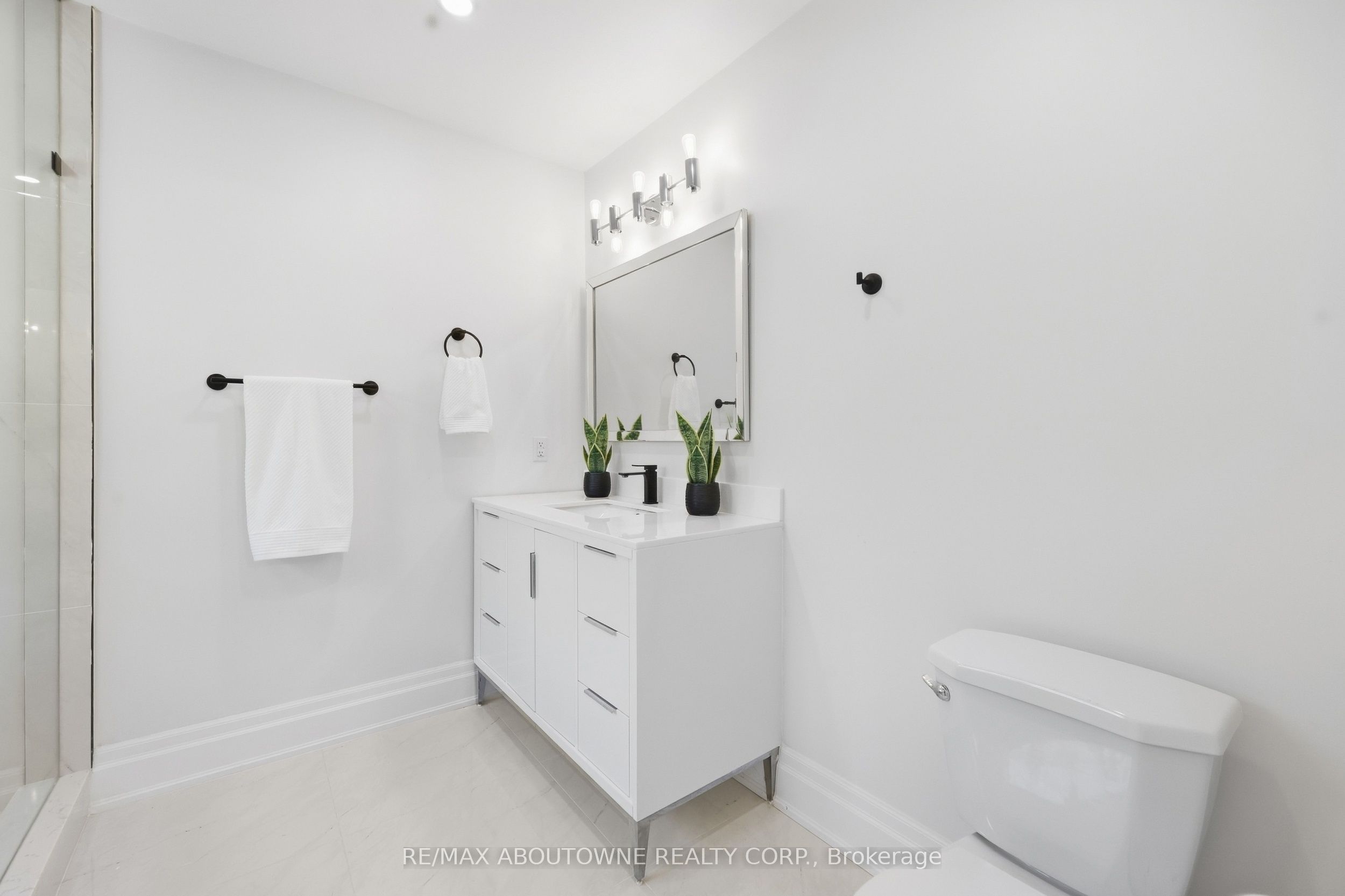 2409 Postmaster Drive, Oakville ‣ W13829152 2409 Postmaster Drive, Oakville ‣ W13829152