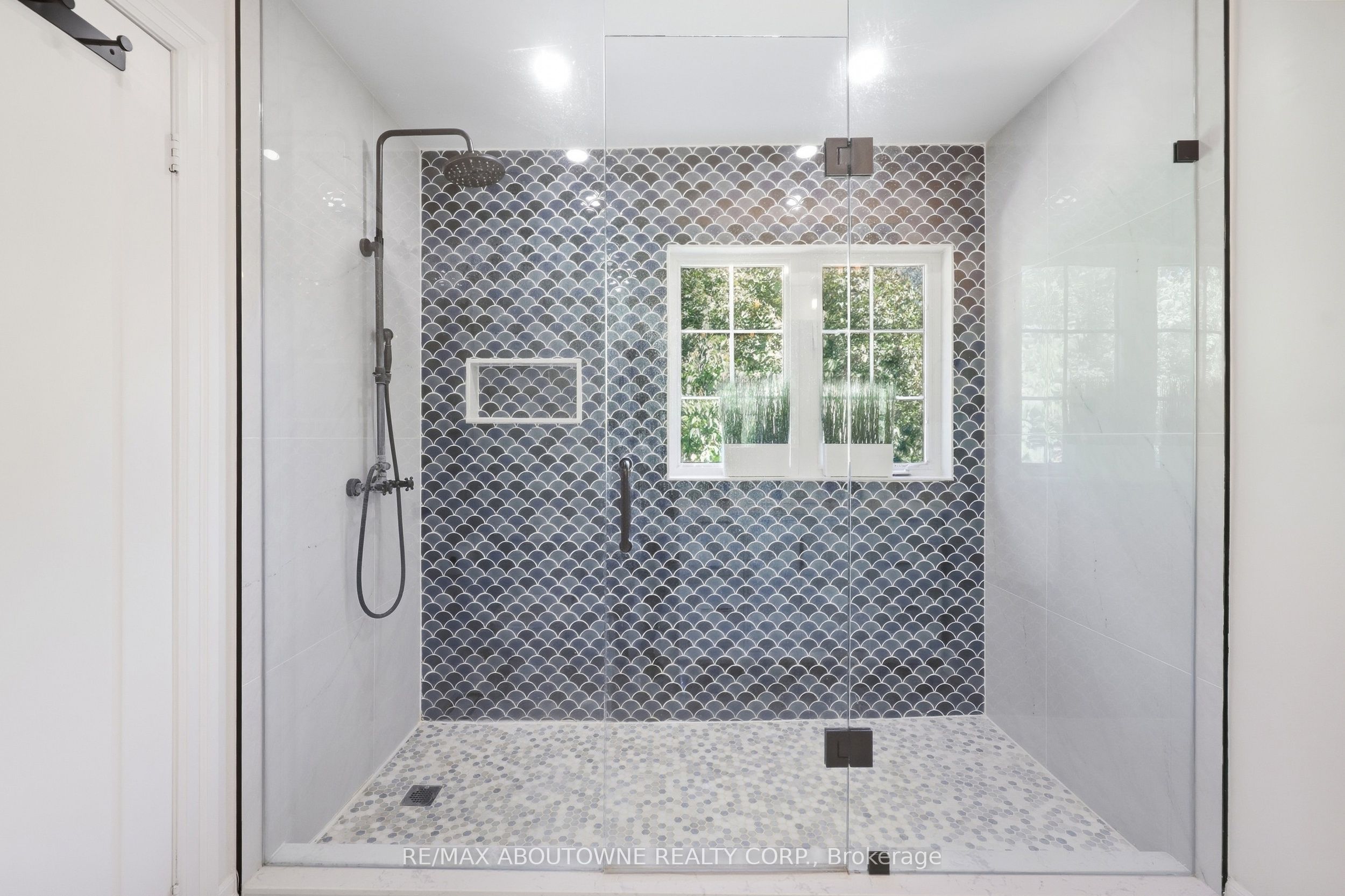 2409 Postmaster Drive, Oakville ‣ W13829152 2409 Postmaster Drive, Oakville ‣ W13829152