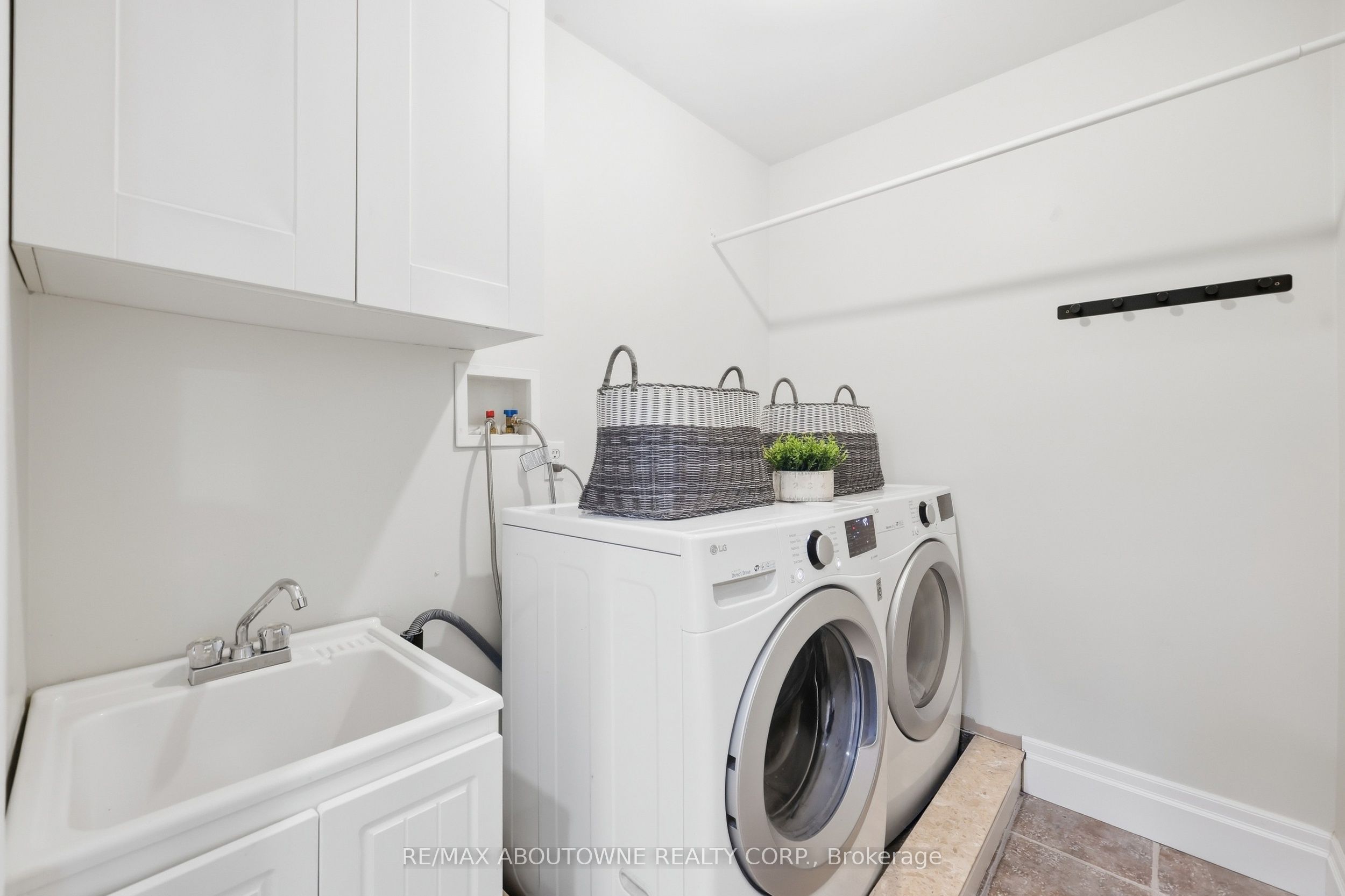 2409 Postmaster Drive, Oakville ‣ W13829152 2409 Postmaster Drive, Oakville ‣ W13829152