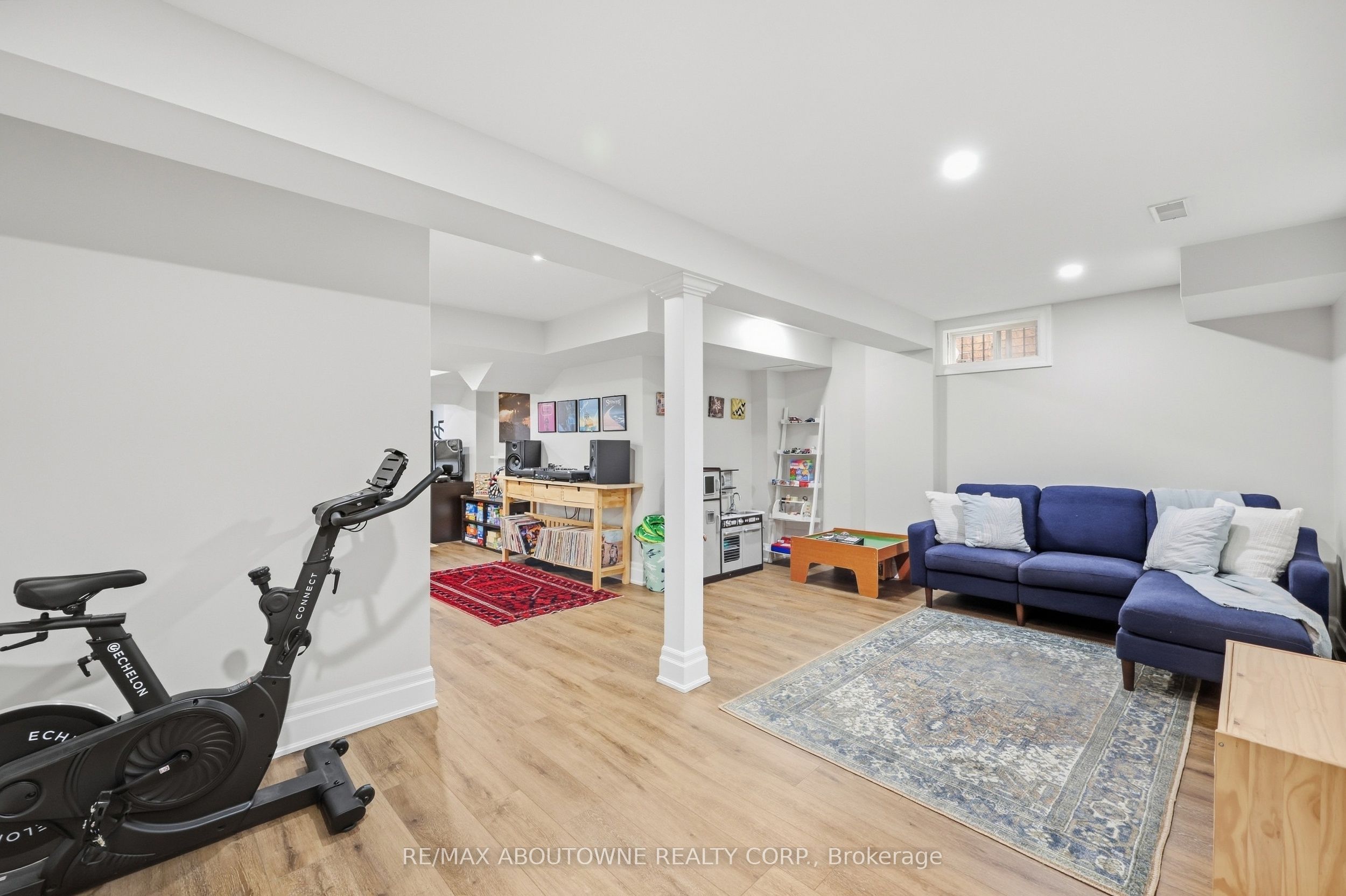 2409 Postmaster Drive, Oakville ‣ W13829152 2409 Postmaster Drive, Oakville ‣ W13829152