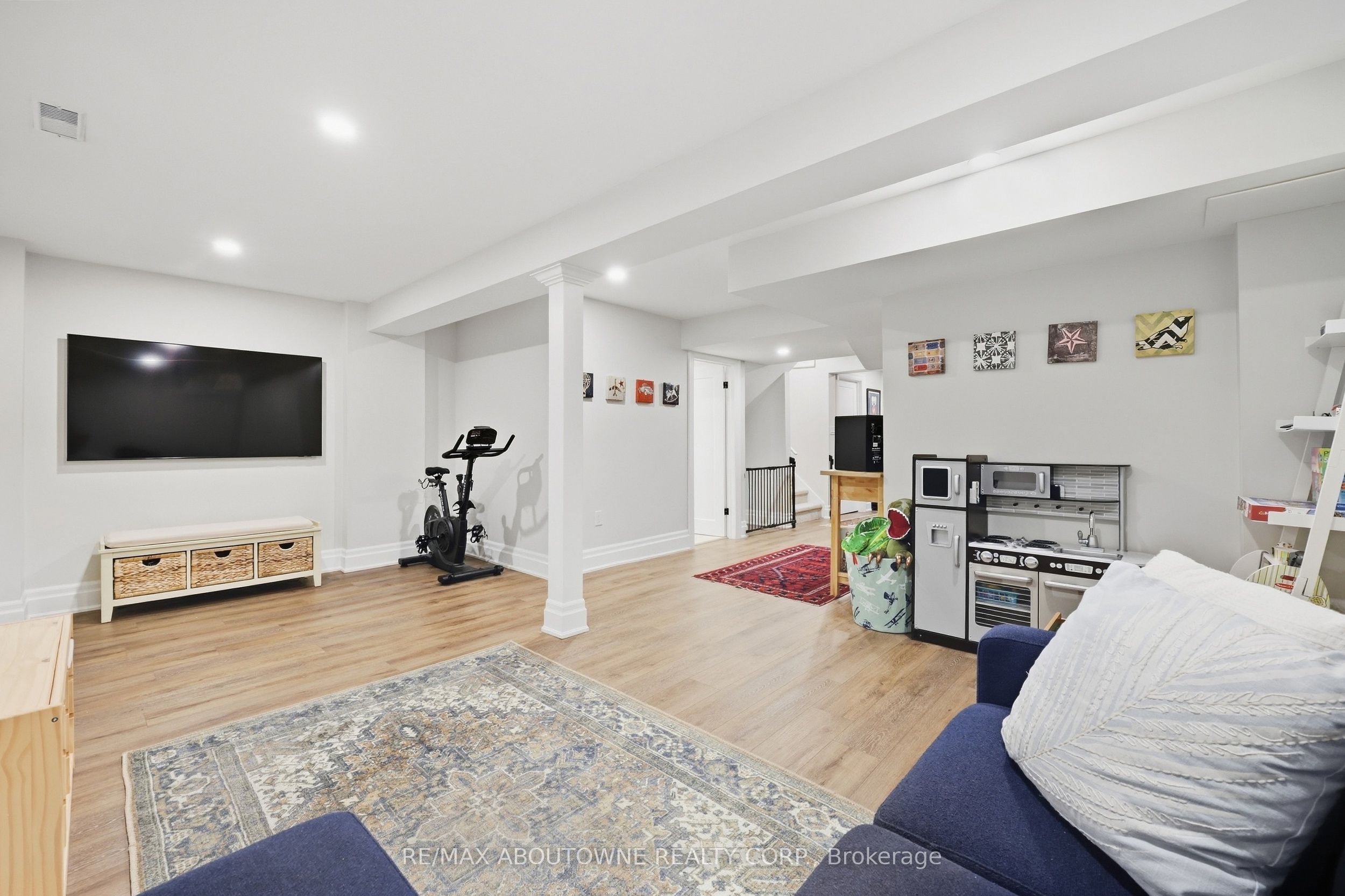 2409 Postmaster Drive, Oakville ‣ W13829152 2409 Postmaster Drive, Oakville ‣ W13829152