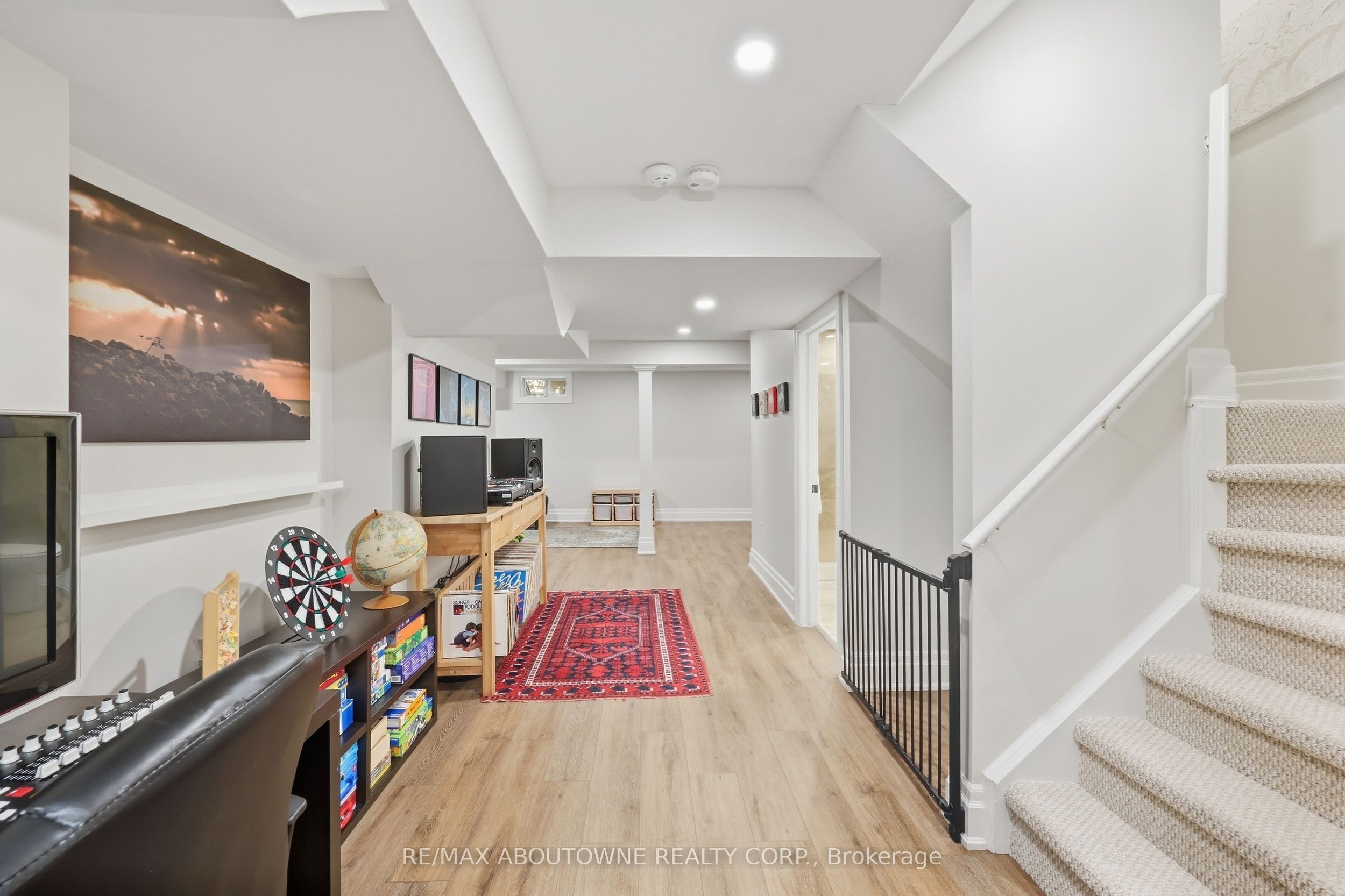 2409 Postmaster Drive, Oakville ‣ W13829152 2409 Postmaster Drive, Oakville ‣ W13829152