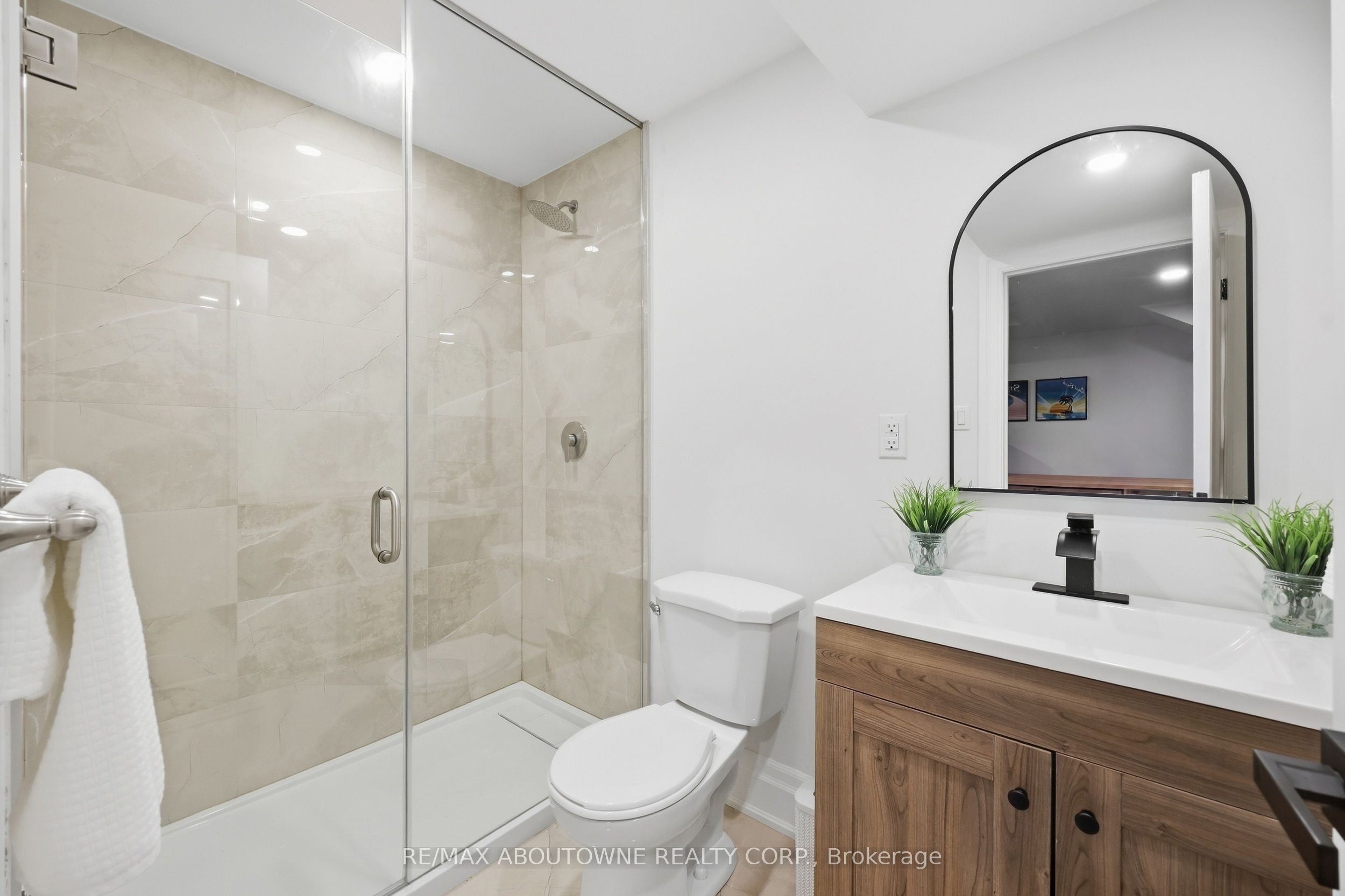 2409 Postmaster Drive, Oakville ‣ W13829152 2409 Postmaster Drive, Oakville ‣ W13829152