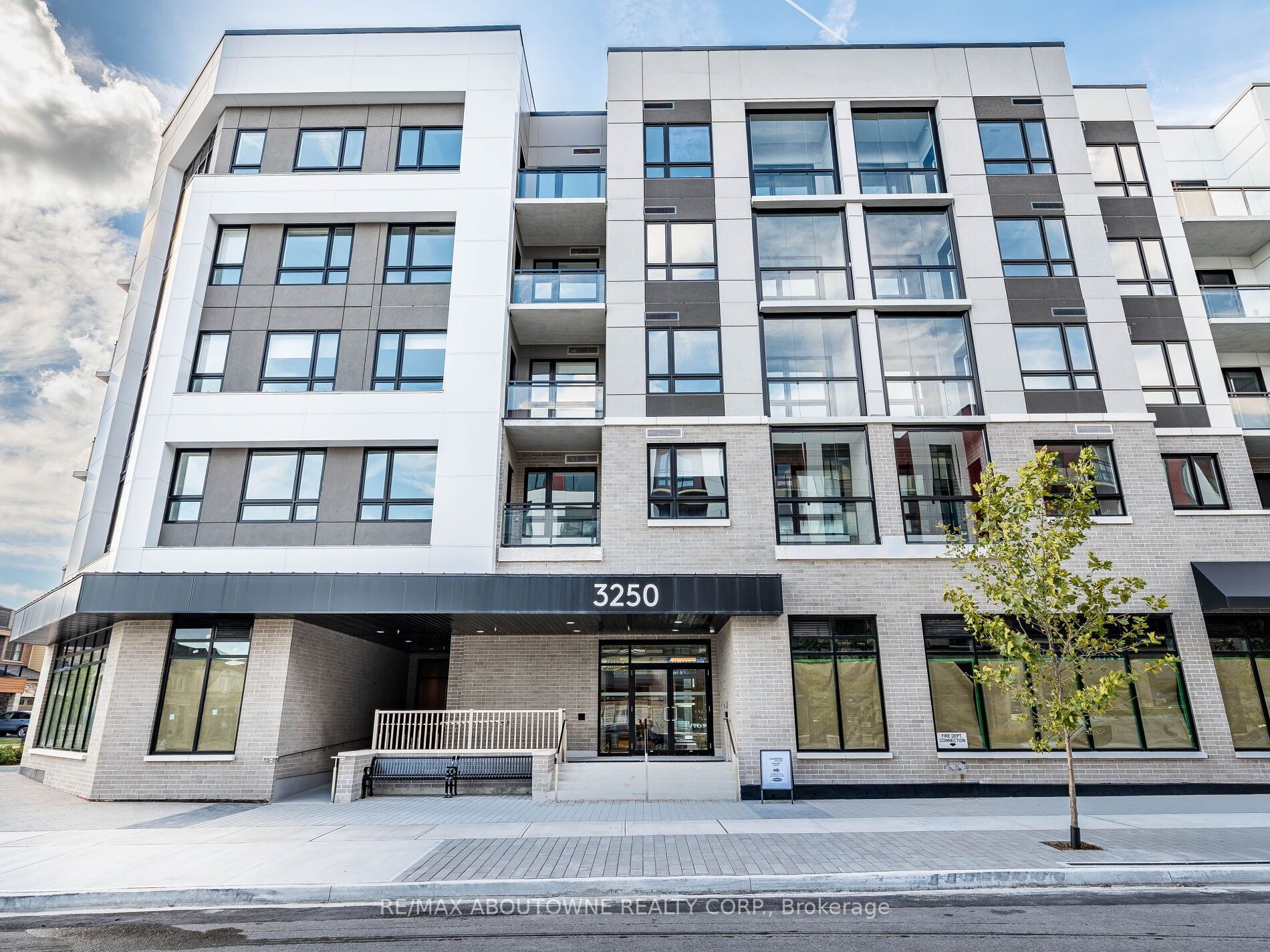 8 – 3250 Carding Mill Trail, Oakville