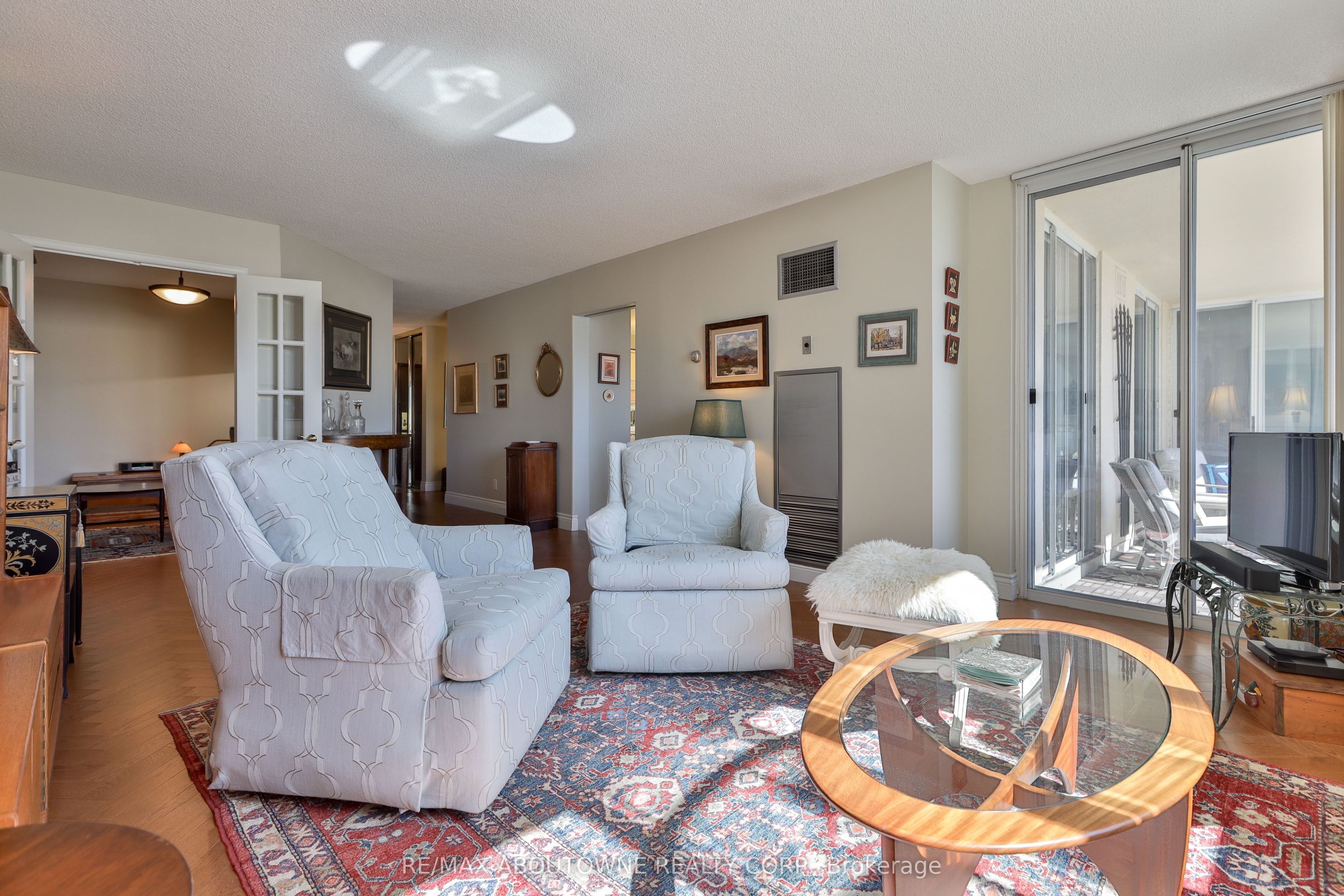 1 – 2287 Lake Shore Road, Toronto W06 ‣ W13834436 1 – 2287 Lake Shore Road, Toronto W06 ‣ W13834436