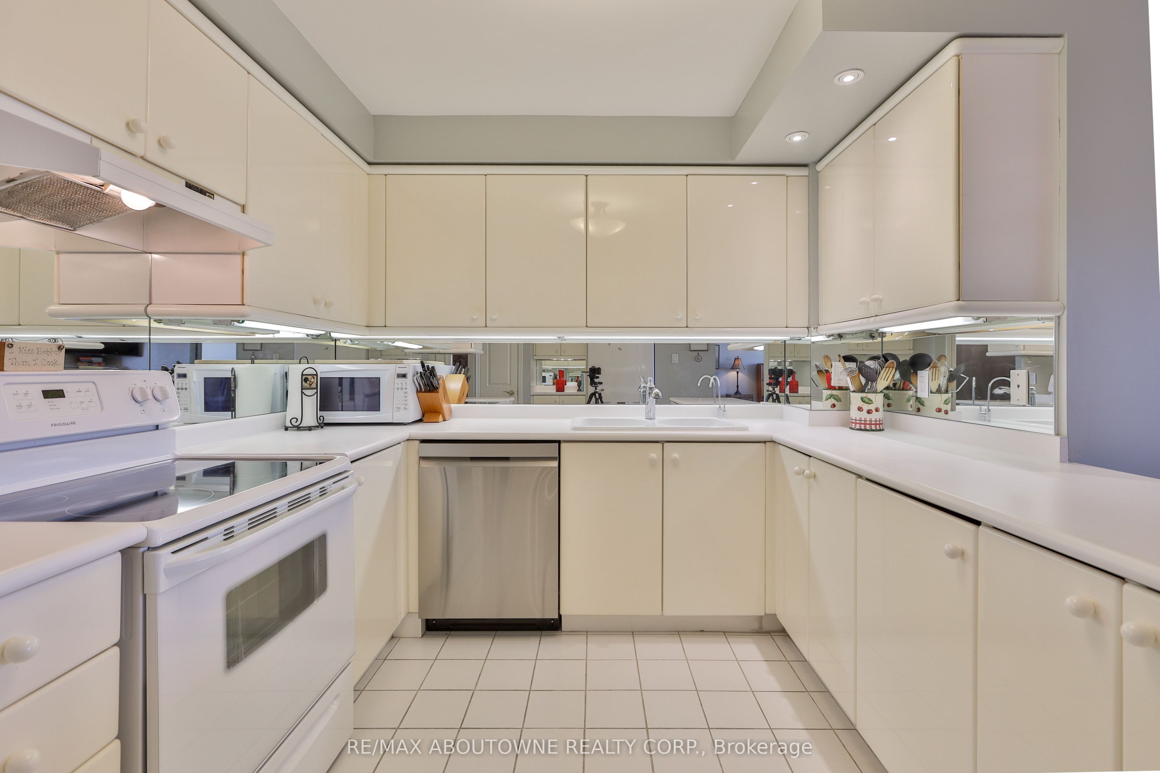 1 – 2287 Lake Shore Road, Toronto W06 ‣ W13834436 1 – 2287 Lake Shore Road, Toronto W06 ‣ W13834436