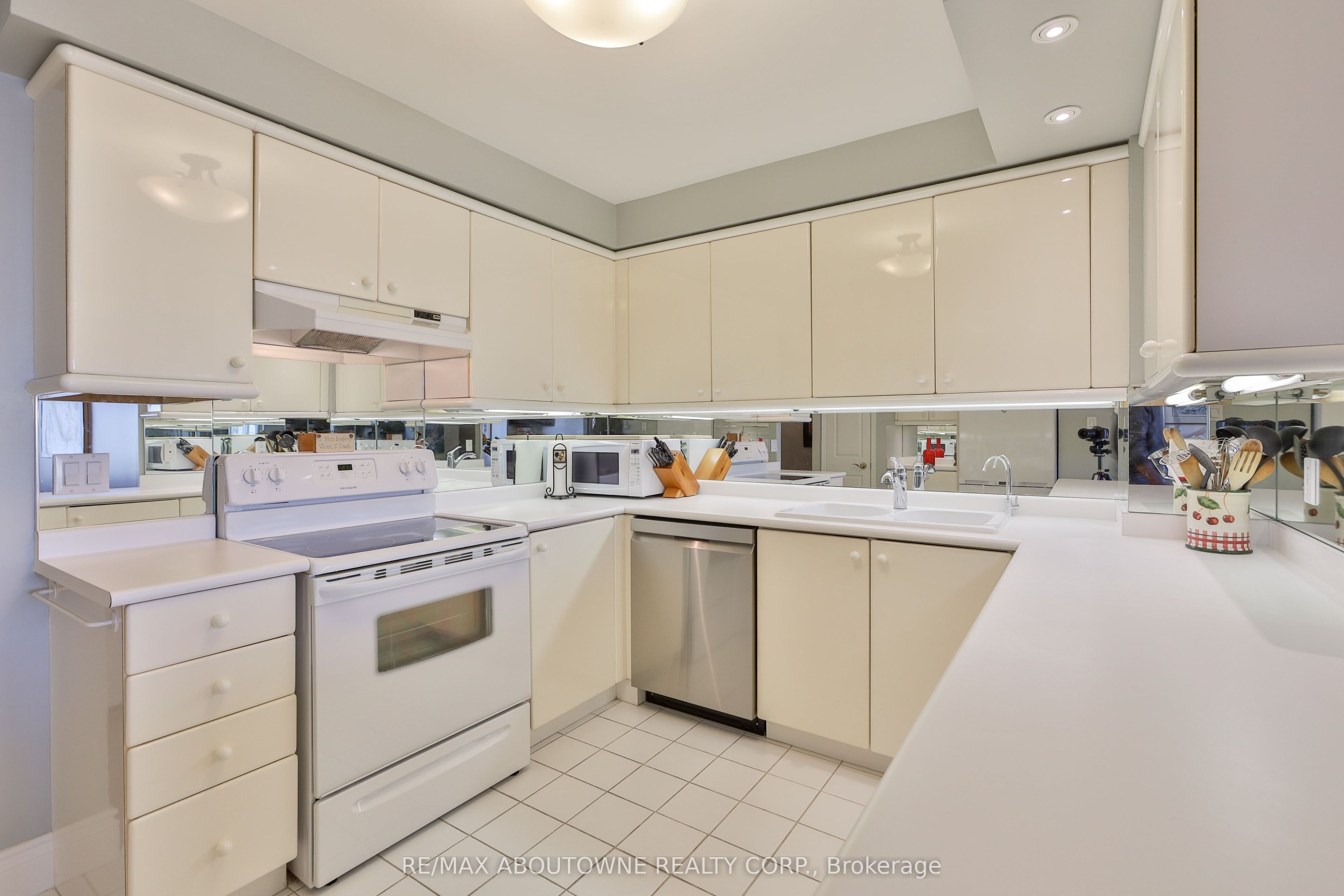 1 – 2287 Lake Shore Road, Toronto W06 ‣ W13834436 1 – 2287 Lake Shore Road, Toronto W06 ‣ W13834436