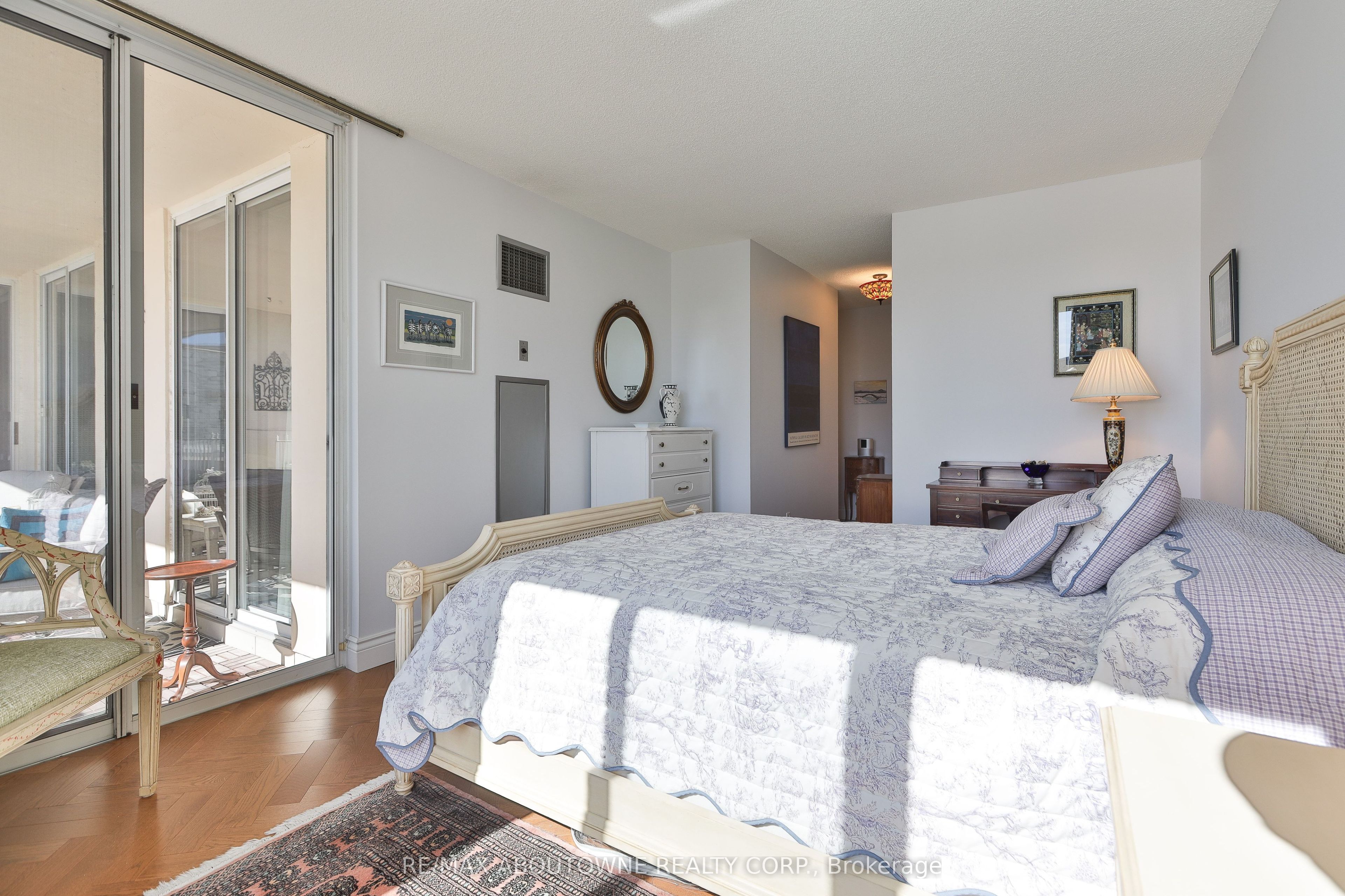 1 – 2287 Lake Shore Road, Toronto W06 ‣ W13834436 1 – 2287 Lake Shore Road, Toronto W06 ‣ W13834436