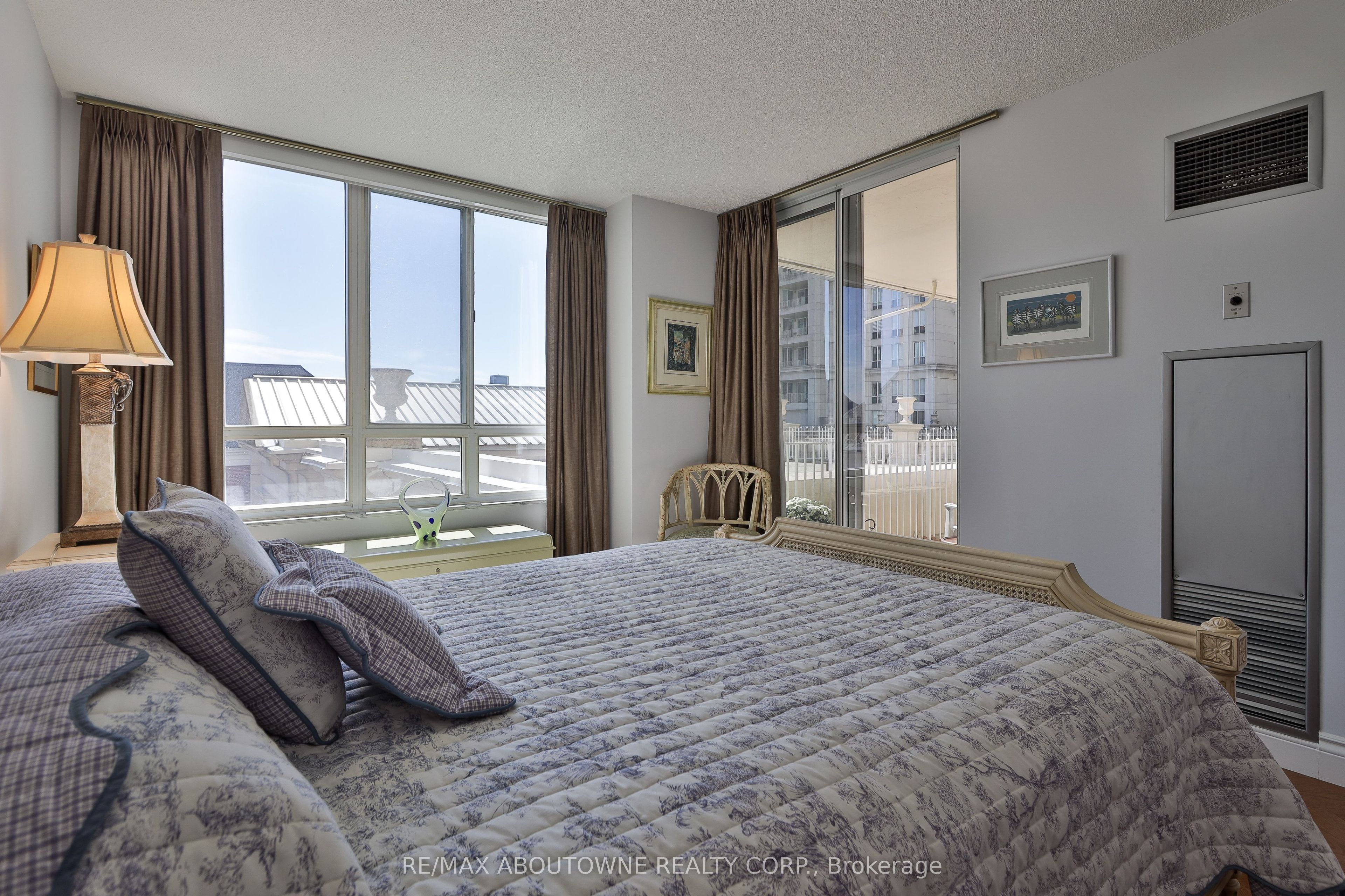 1 – 2287 Lake Shore Road, Toronto W06 ‣ W13834436 1 – 2287 Lake Shore Road, Toronto W06 ‣ W13834436