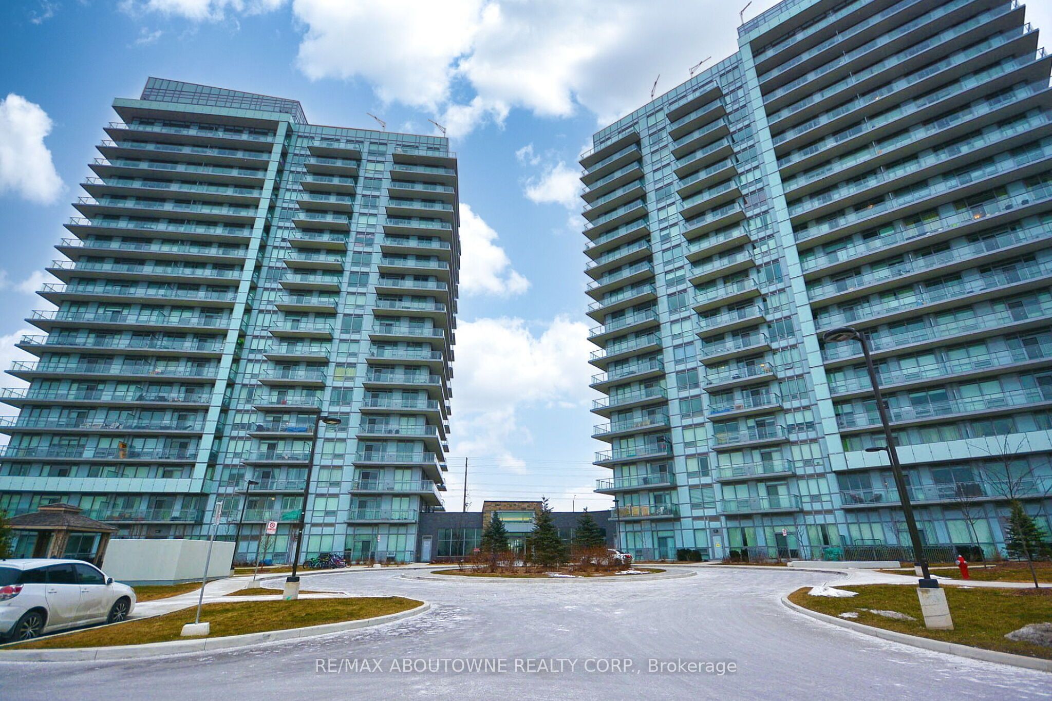 2 – 4677 Glen Erin Drive, Mississauga ‣ W13836070 2 – 4677 Glen Erin Drive, Mississauga ‣ W13836070