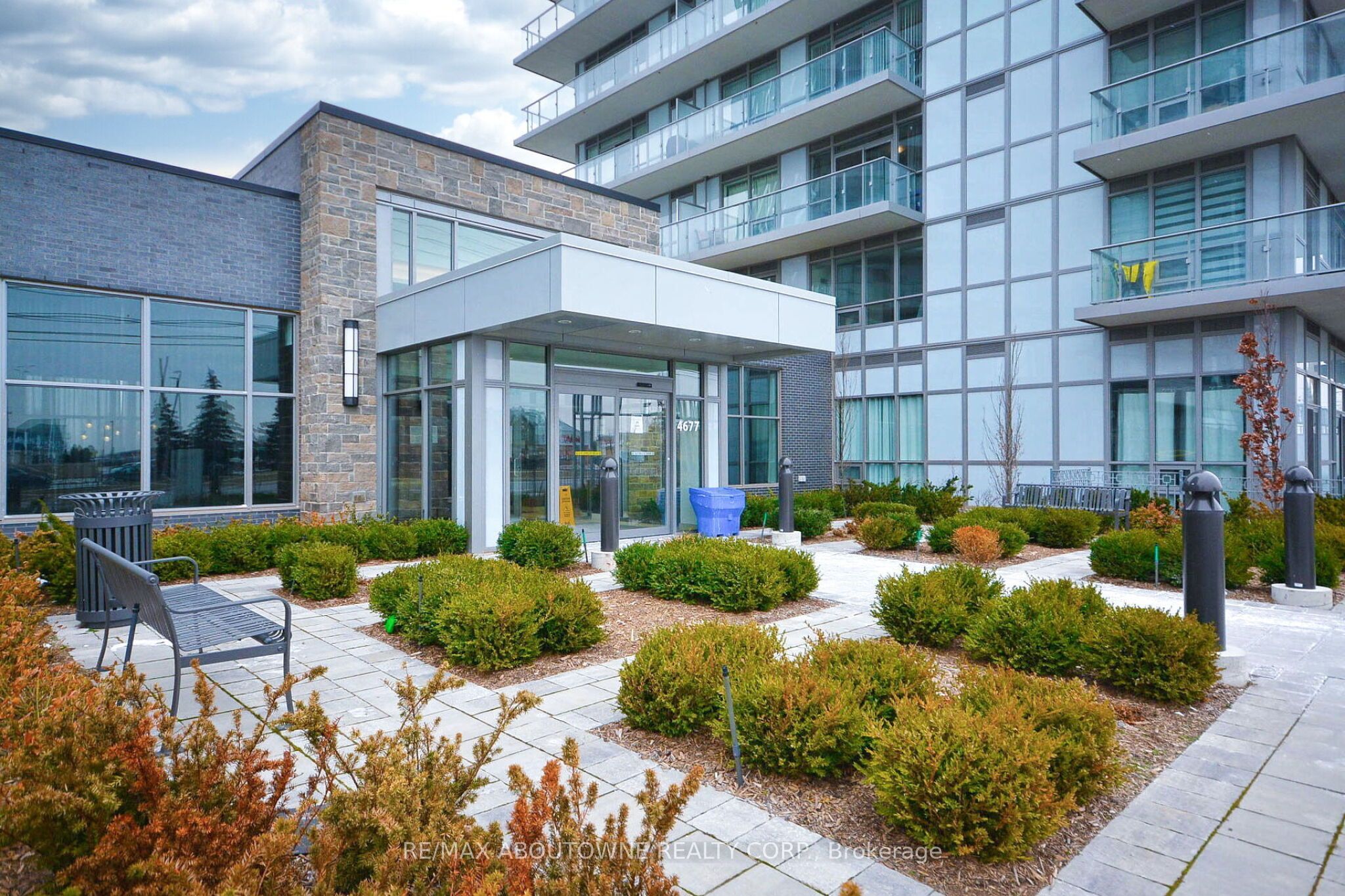 2 – 4677 Glen Erin Drive, Mississauga ‣ W13836070 2 – 4677 Glen Erin Drive, Mississauga ‣ W13836070