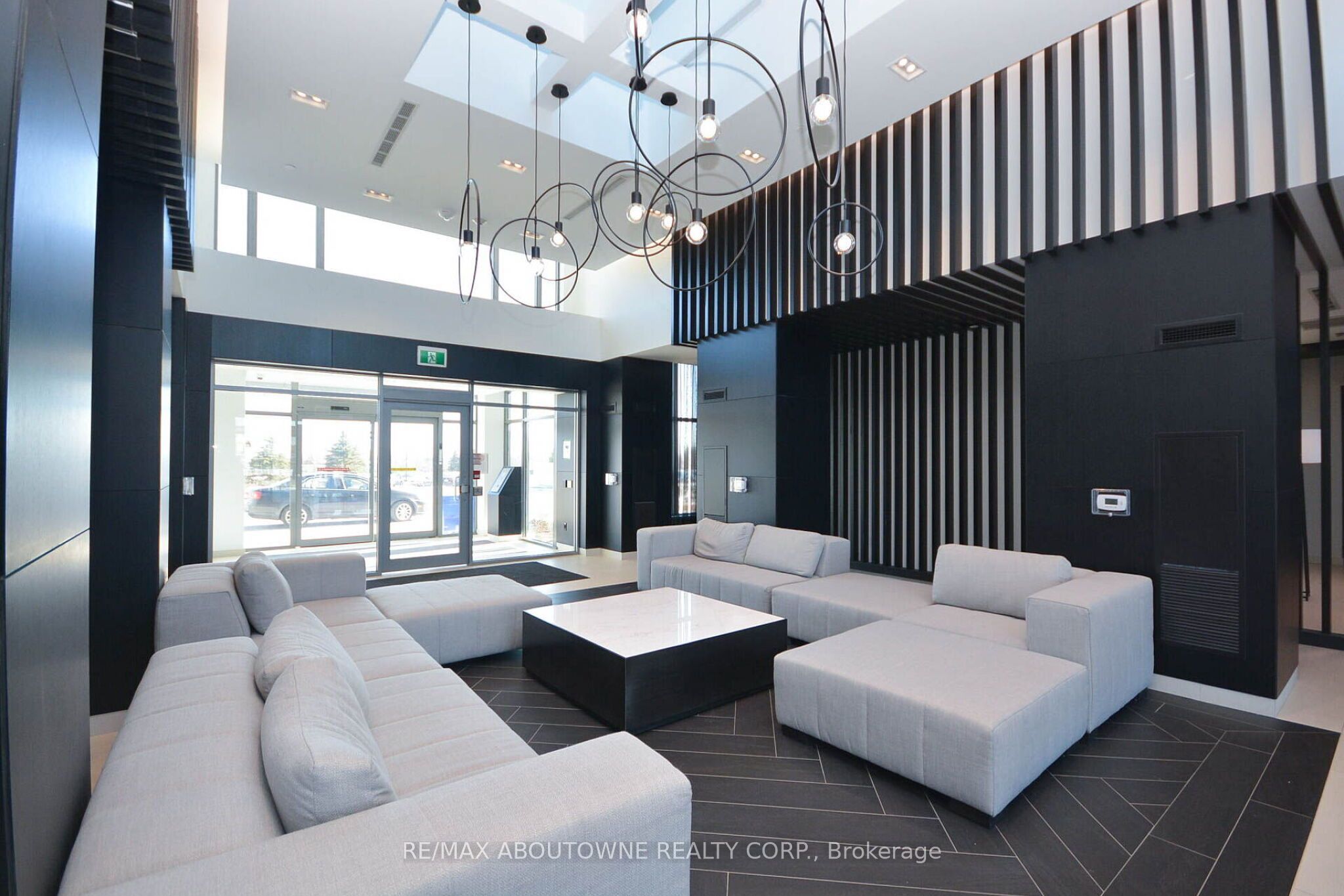 2 – 4677 Glen Erin Drive, Mississauga ‣ W13836070 2 – 4677 Glen Erin Drive, Mississauga ‣ W13836070