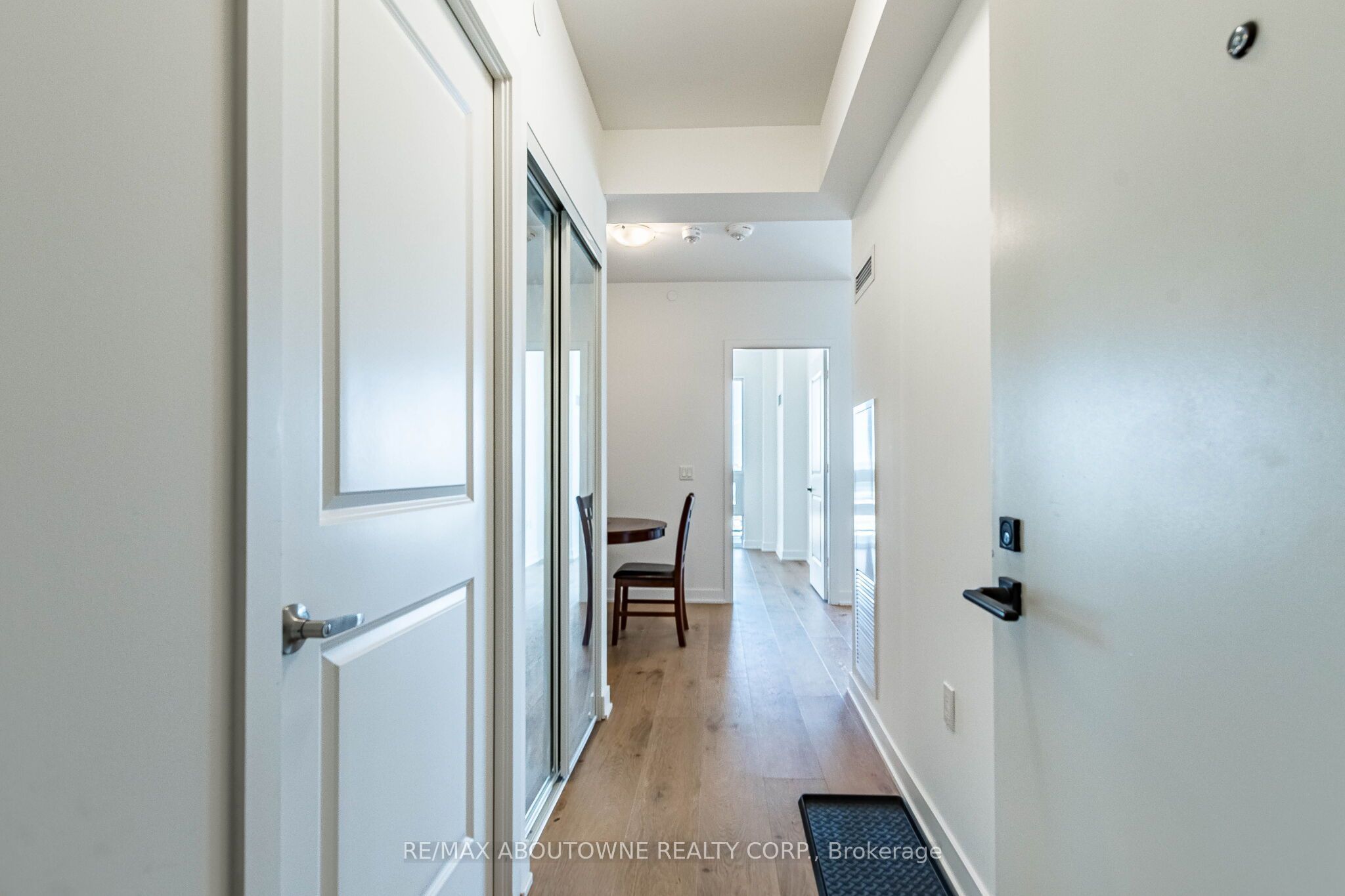 2 – 4677 Glen Erin Drive, Mississauga ‣ W13836070 2 – 4677 Glen Erin Drive, Mississauga ‣ W13836070