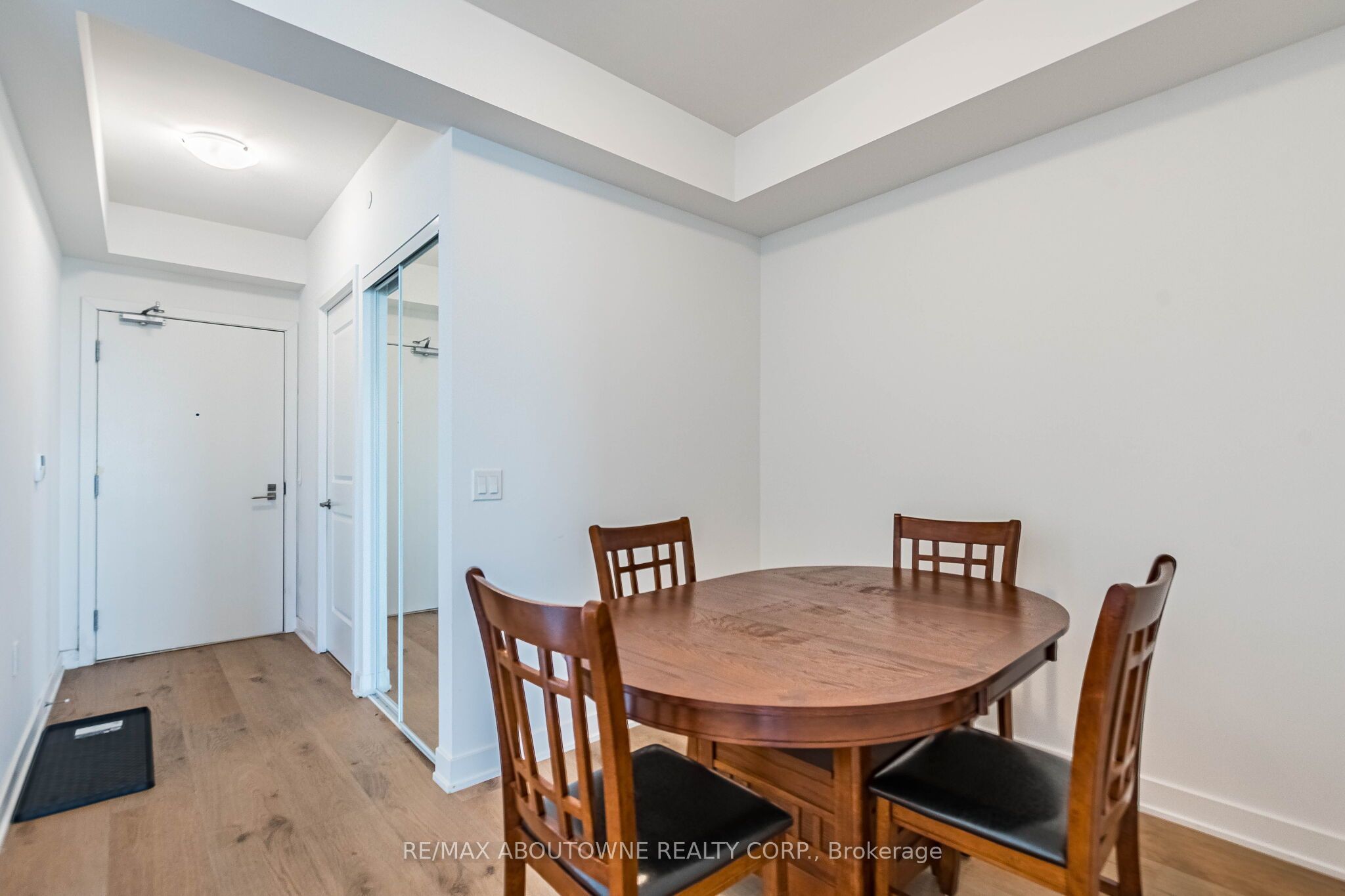 2 – 4677 Glen Erin Drive, Mississauga ‣ W13836070 2 – 4677 Glen Erin Drive, Mississauga ‣ W13836070