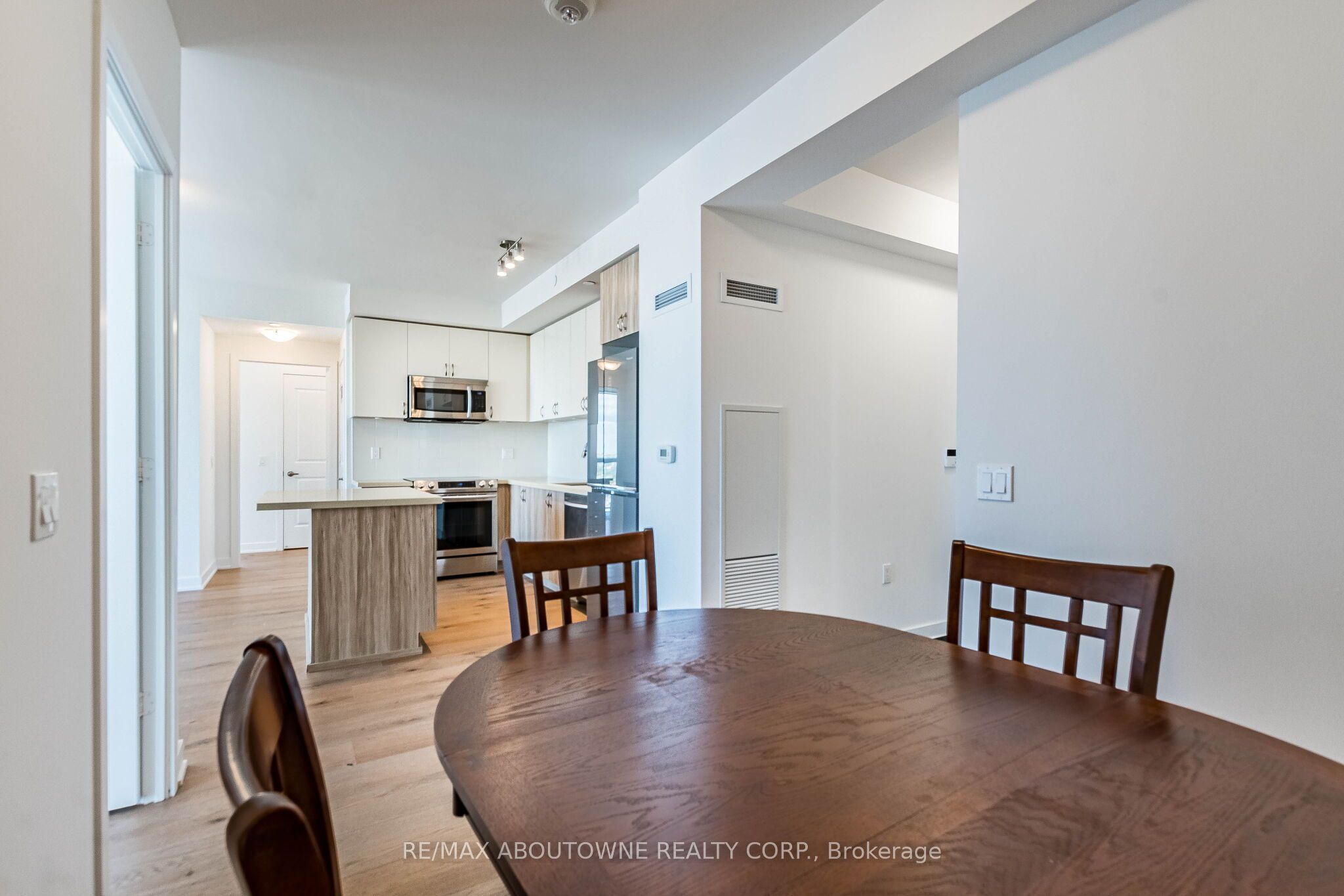 2 – 4677 Glen Erin Drive, Mississauga ‣ W13836070 2 – 4677 Glen Erin Drive, Mississauga ‣ W13836070