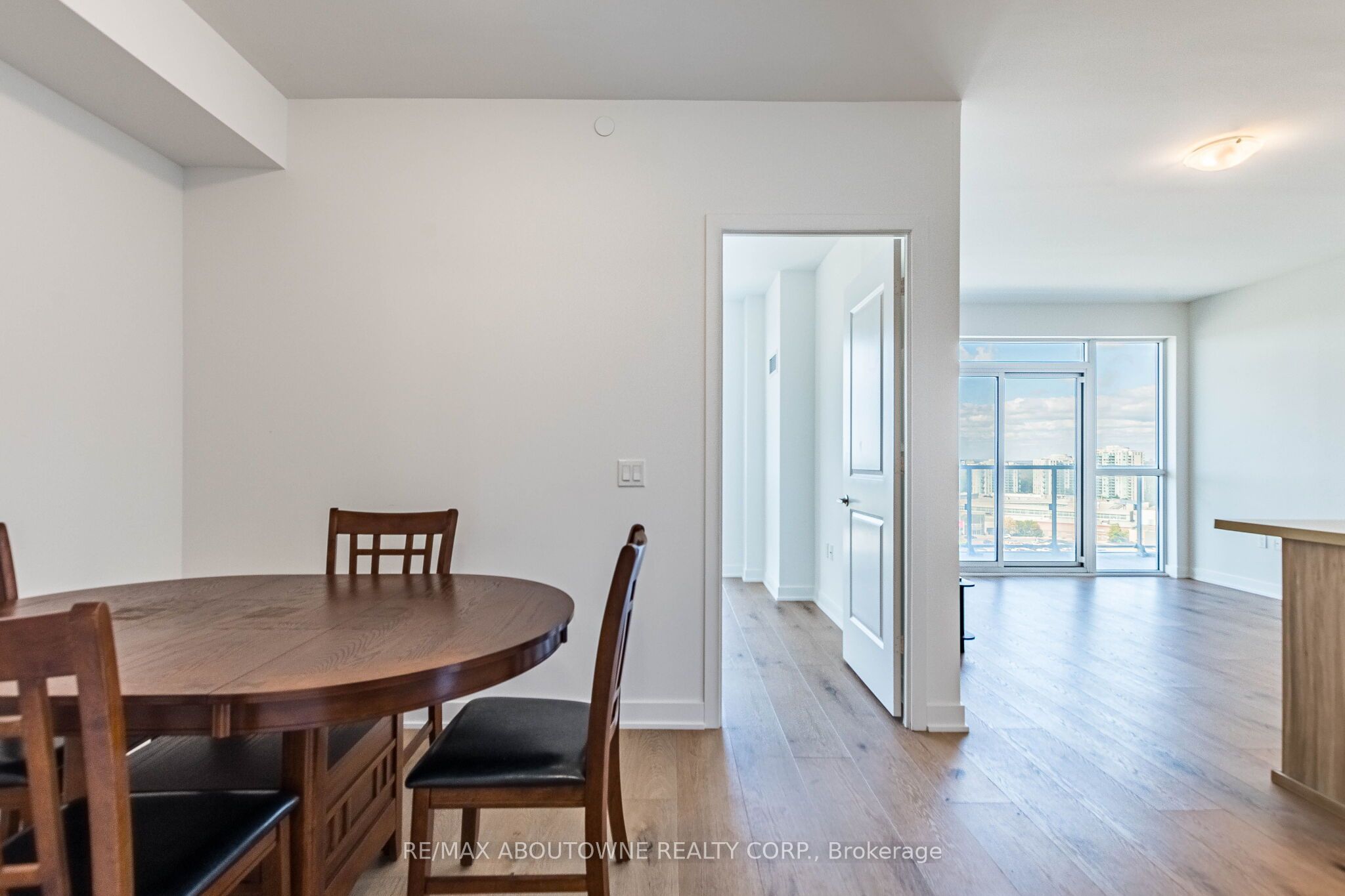 2 – 4677 Glen Erin Drive, Mississauga ‣ W13836070 2 – 4677 Glen Erin Drive, Mississauga ‣ W13836070