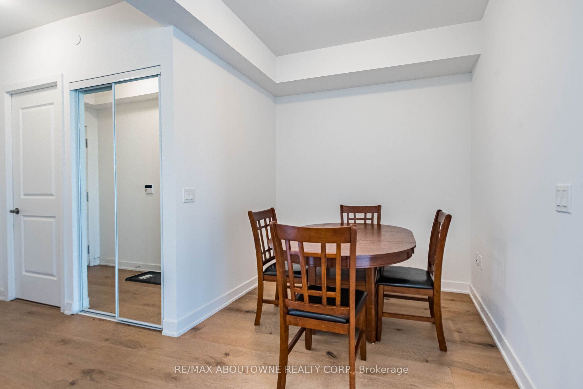 2 – 4677 Glen Erin Drive, Mississauga ‣ W13836070 2 – 4677 Glen Erin Drive, Mississauga ‣ W13836070