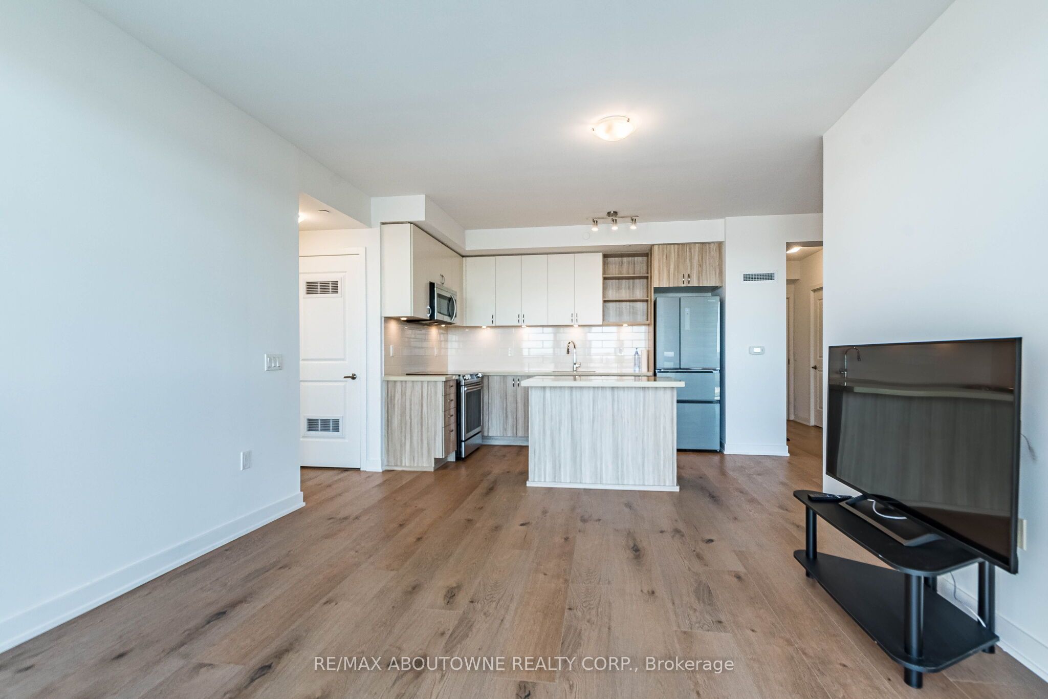 2 – 4677 Glen Erin Drive, Mississauga ‣ W13836070 2 – 4677 Glen Erin Drive, Mississauga ‣ W13836070