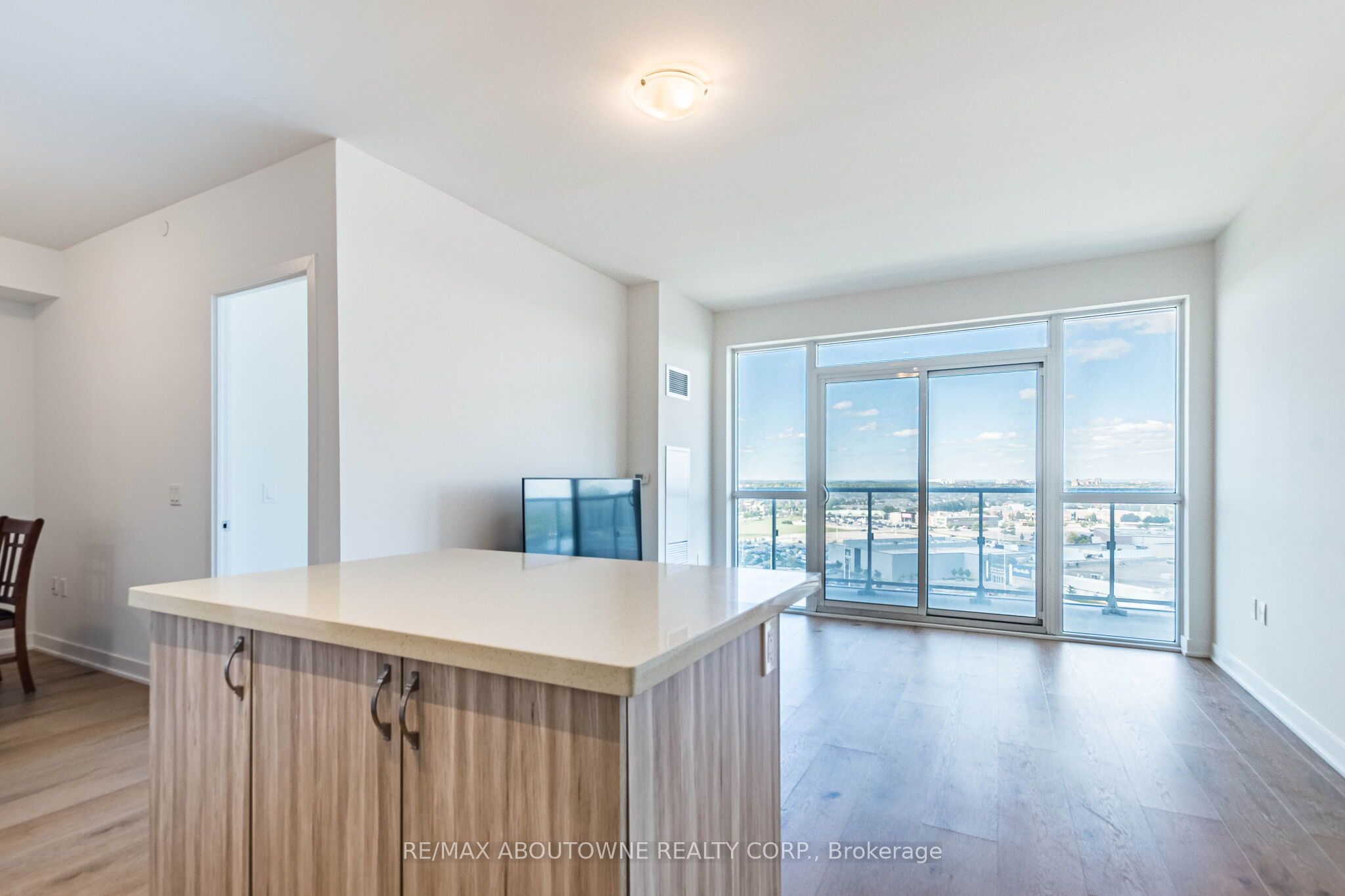 2 – 4677 Glen Erin Drive, Mississauga ‣ W13836070 2 – 4677 Glen Erin Drive, Mississauga ‣ W13836070