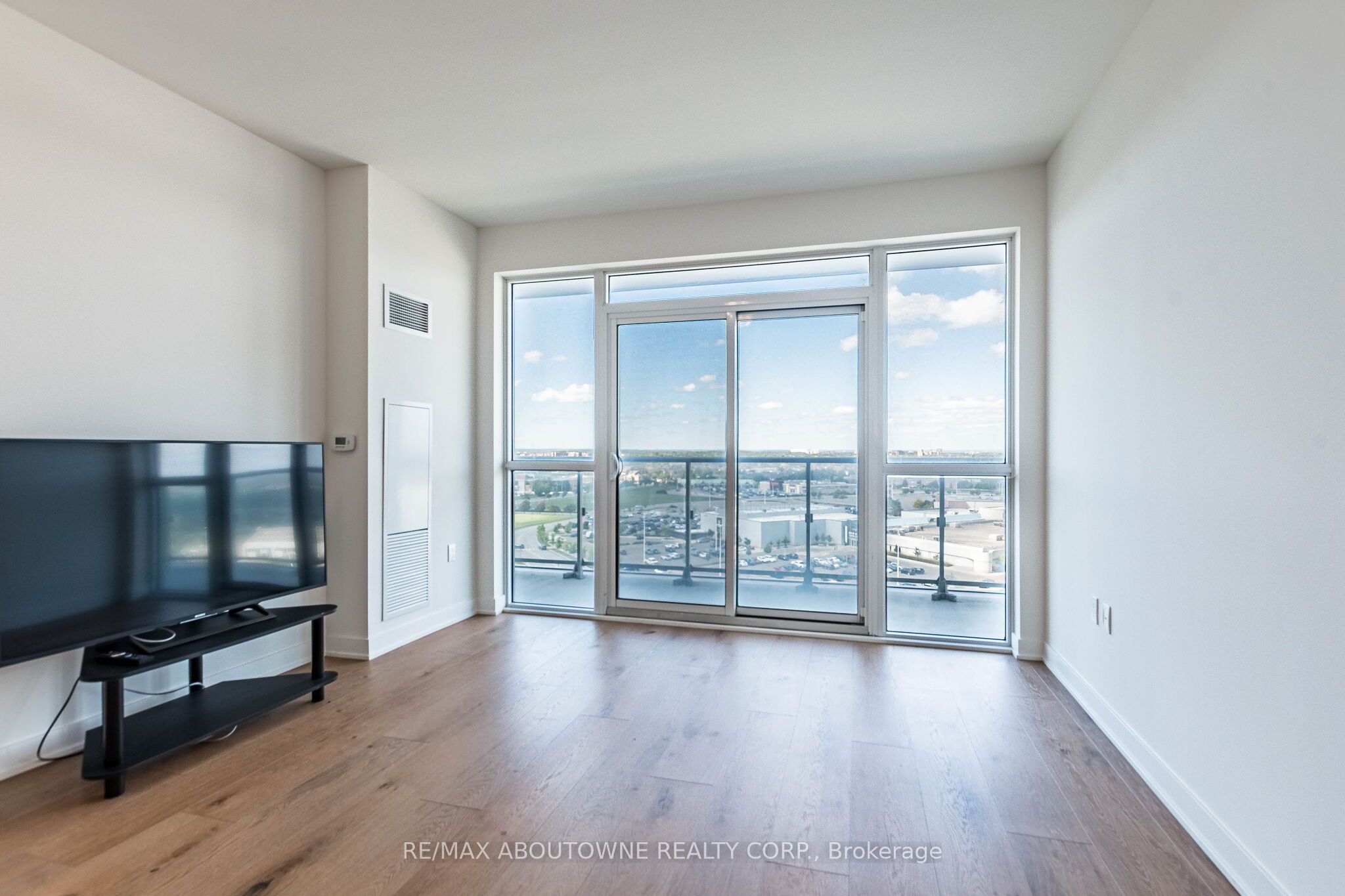 2 – 4677 Glen Erin Drive, Mississauga ‣ W13836070 2 – 4677 Glen Erin Drive, Mississauga ‣ W13836070