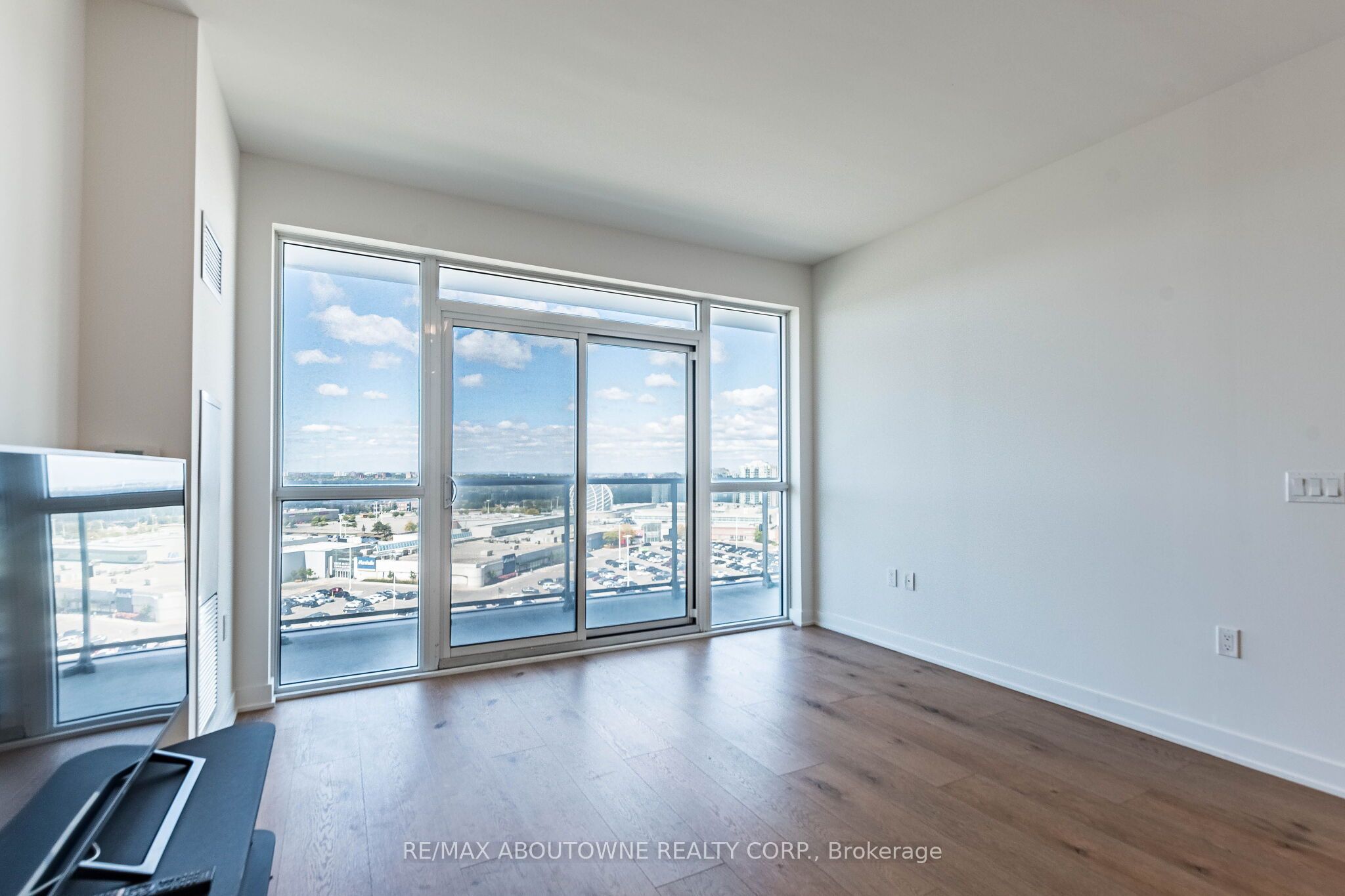 2 – 4677 Glen Erin Drive, Mississauga ‣ W13836070 2 – 4677 Glen Erin Drive, Mississauga ‣ W13836070