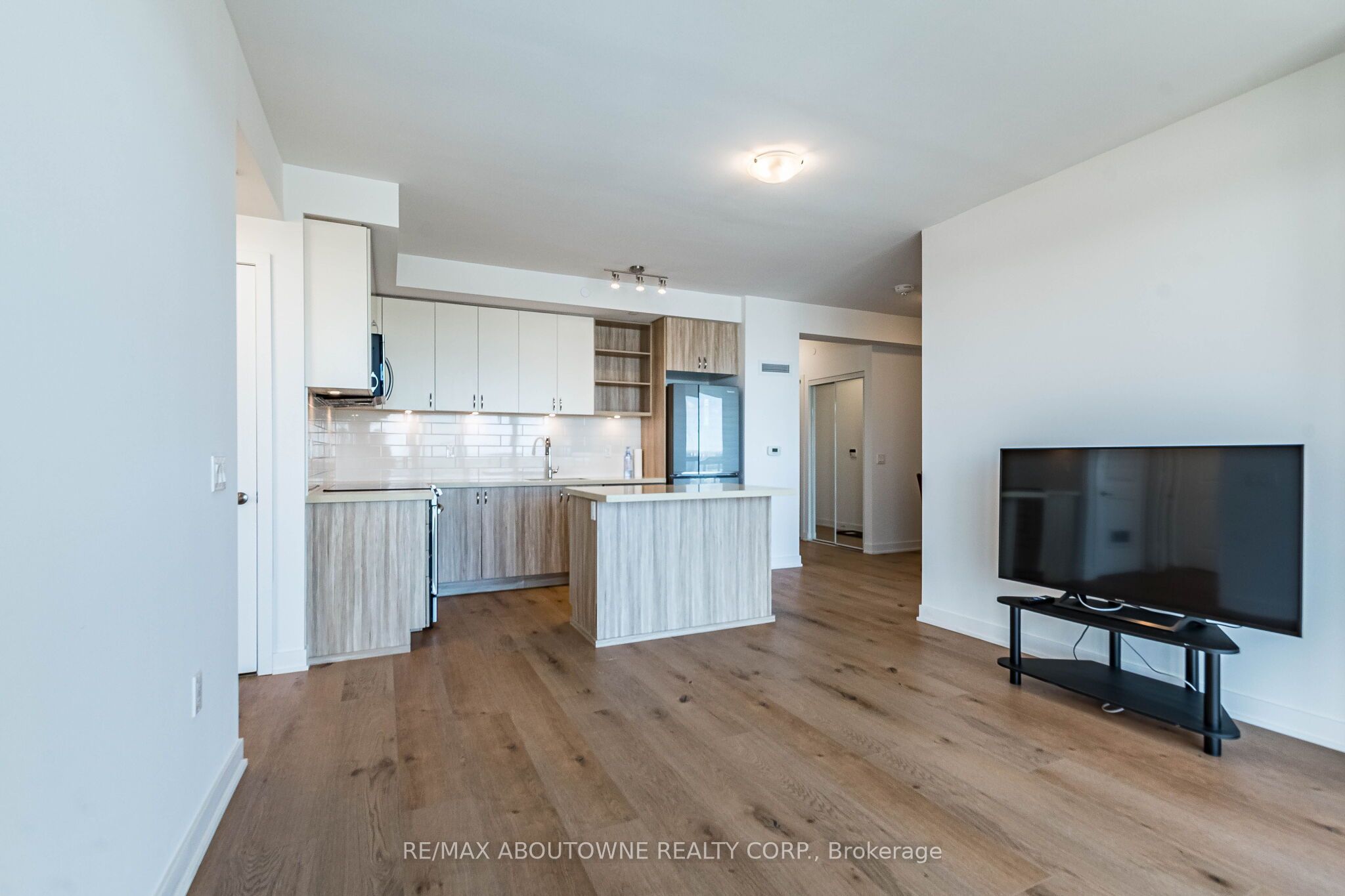 2 – 4677 Glen Erin Drive, Mississauga ‣ W13836070 2 – 4677 Glen Erin Drive, Mississauga ‣ W13836070