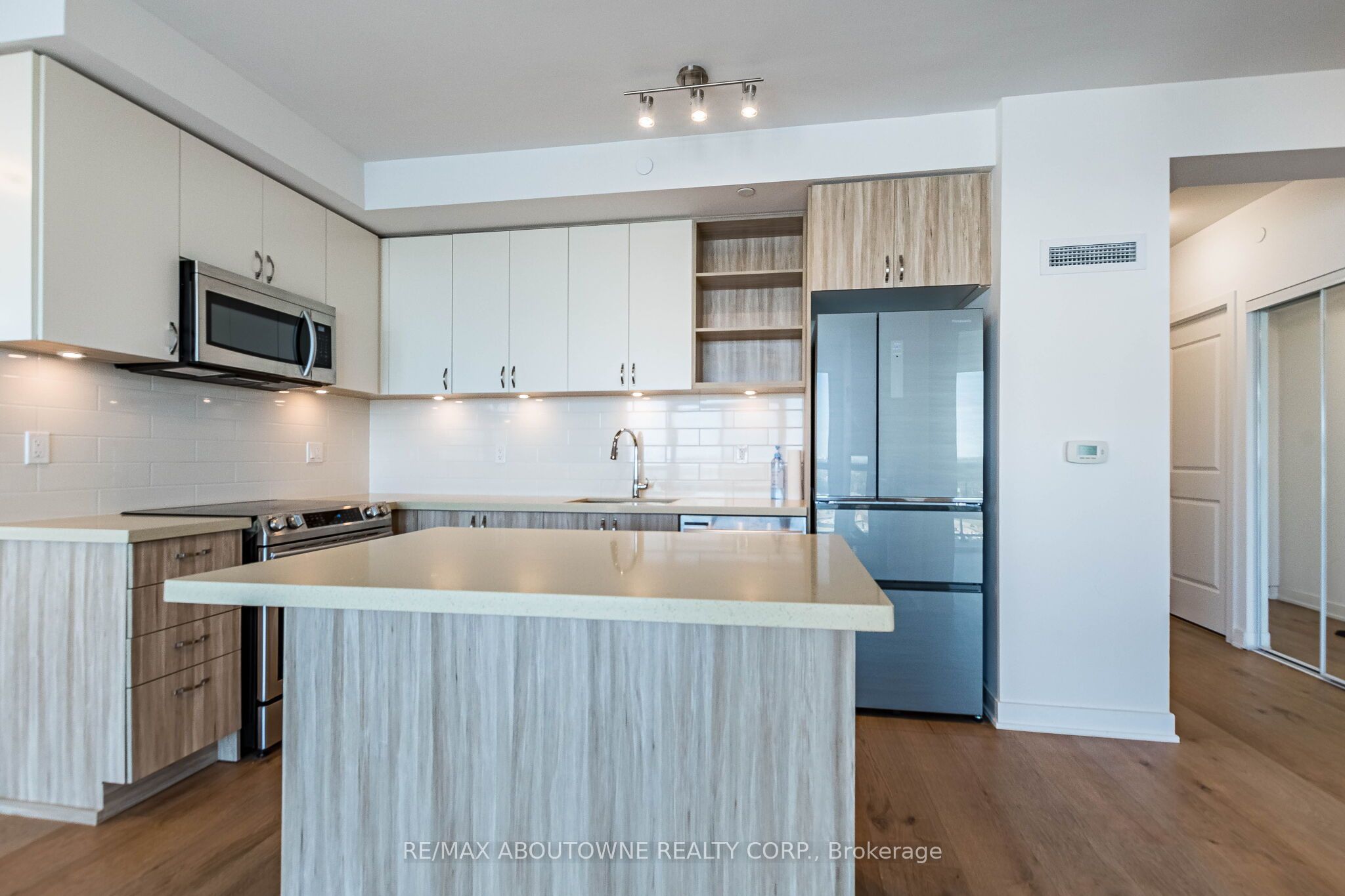 2 – 4677 Glen Erin Drive, Mississauga ‣ W13836070 2 – 4677 Glen Erin Drive, Mississauga ‣ W13836070