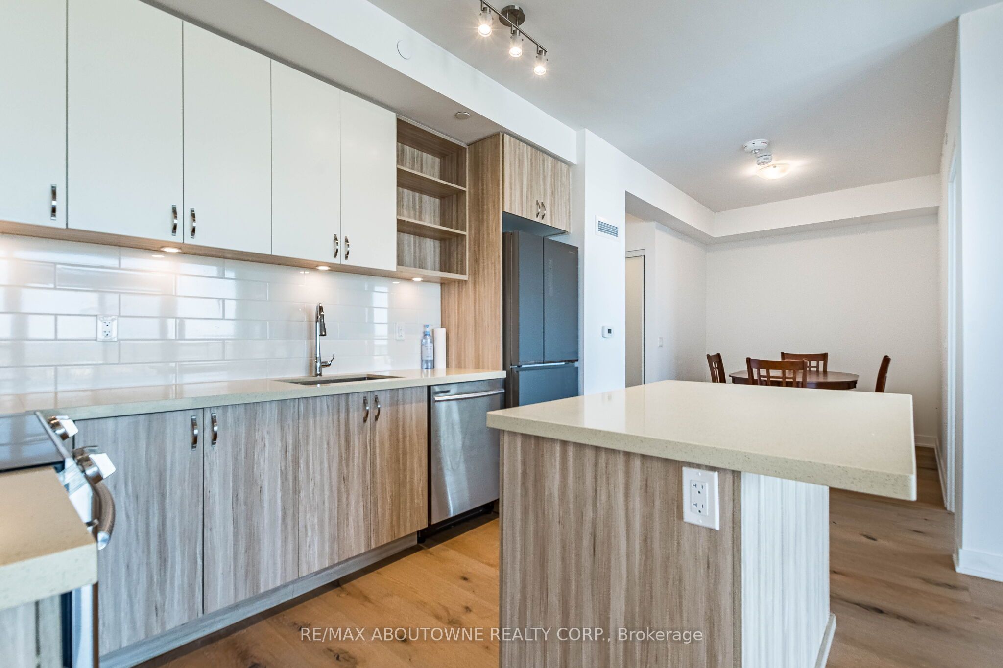 2 – 4677 Glen Erin Drive, Mississauga ‣ W13836070 2 – 4677 Glen Erin Drive, Mississauga ‣ W13836070