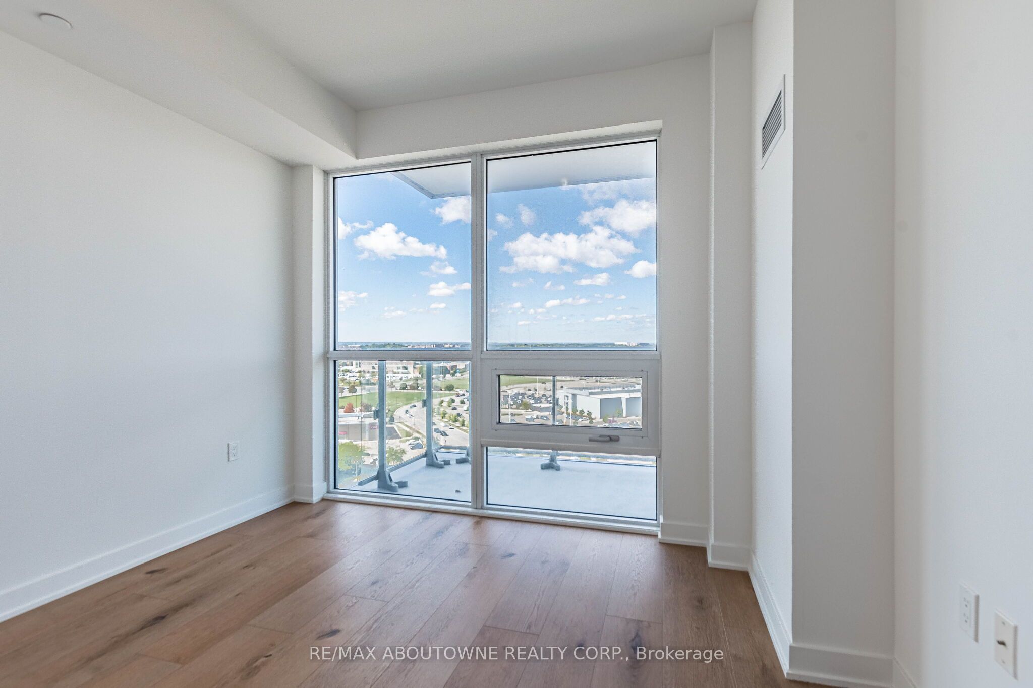 2 – 4677 Glen Erin Drive, Mississauga ‣ W13836070 2 – 4677 Glen Erin Drive, Mississauga ‣ W13836070