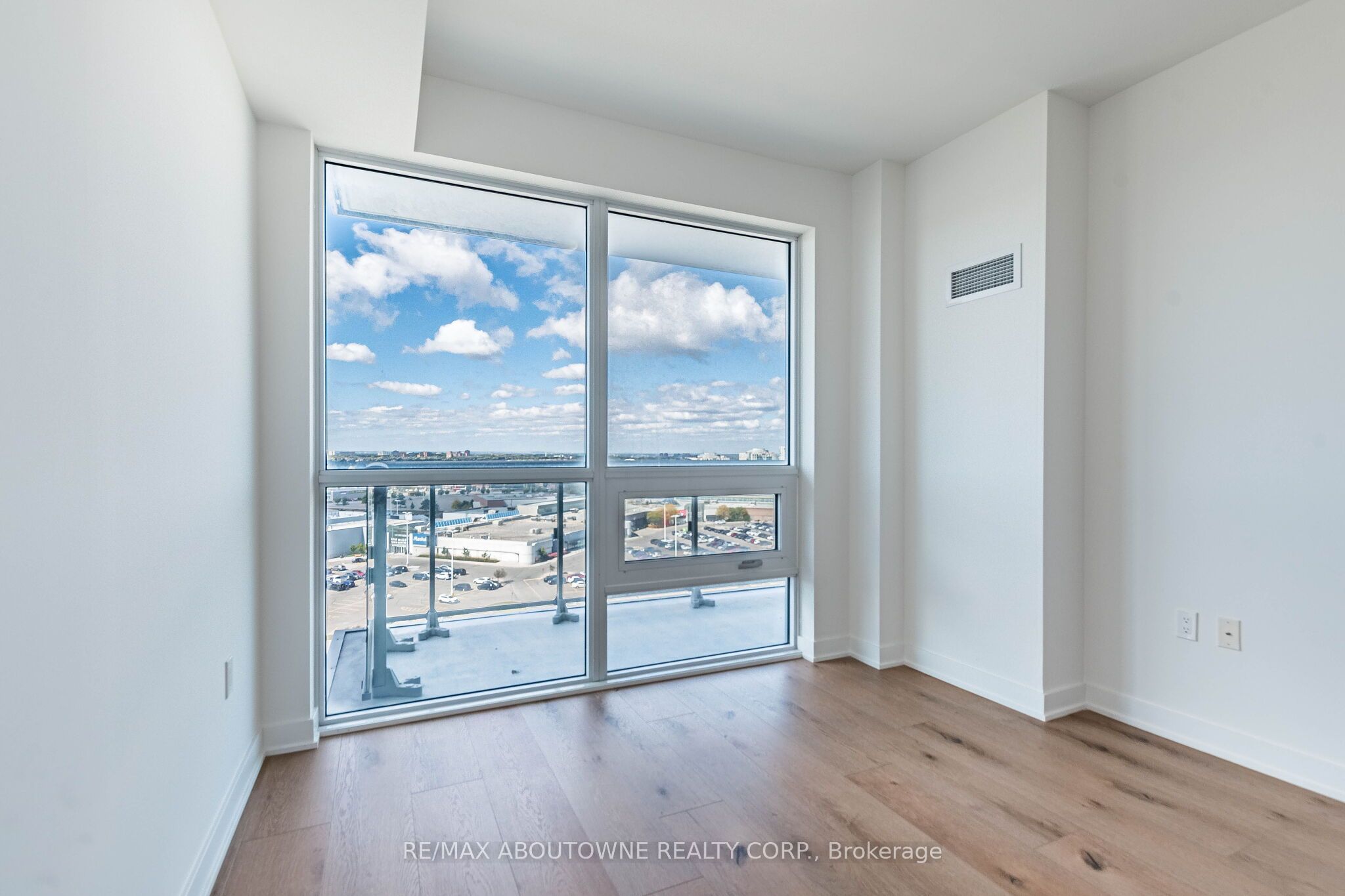 2 – 4677 Glen Erin Drive, Mississauga ‣ W13836070 2 – 4677 Glen Erin Drive, Mississauga ‣ W13836070