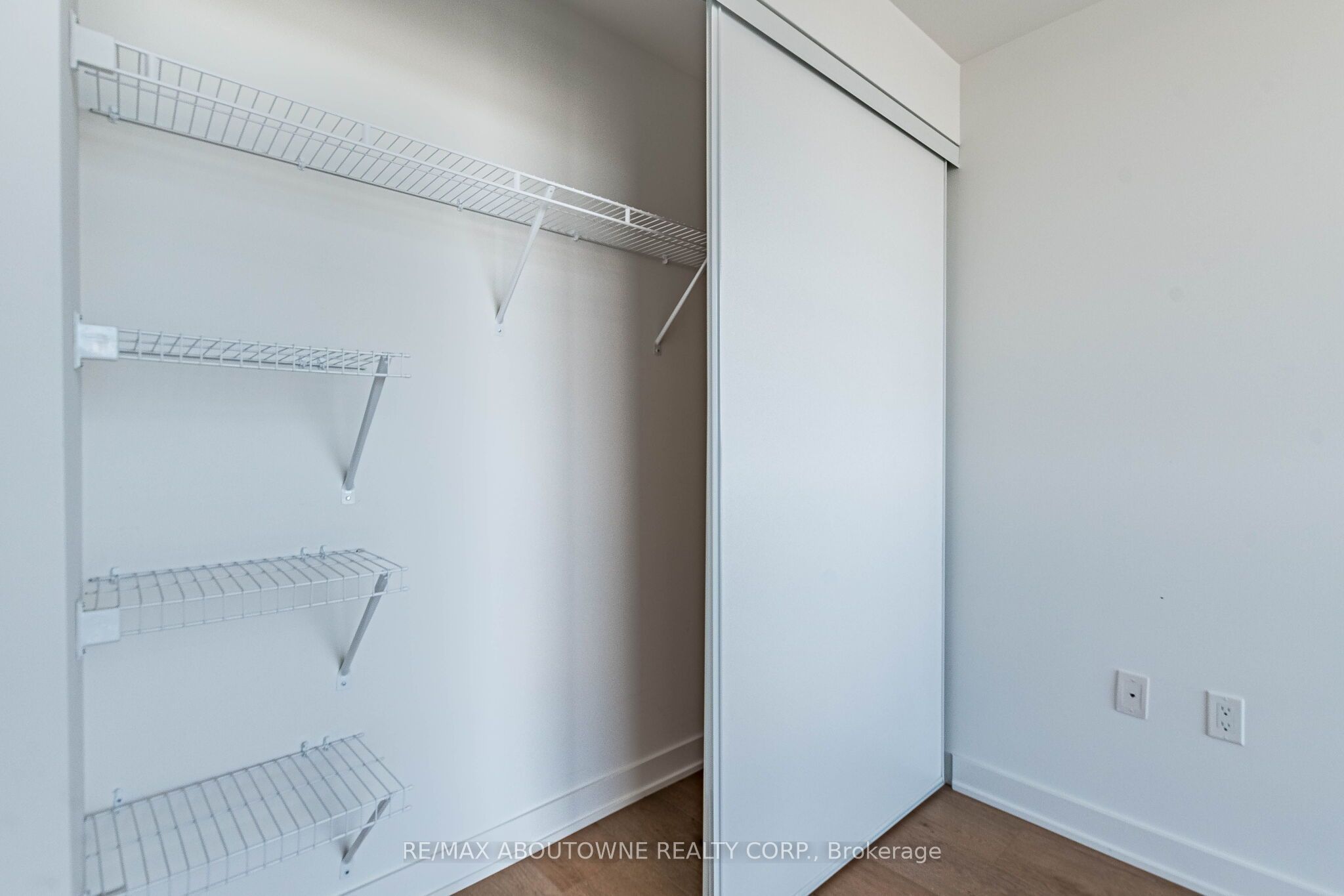 2 – 4677 Glen Erin Drive, Mississauga ‣ W13836070 2 – 4677 Glen Erin Drive, Mississauga ‣ W13836070