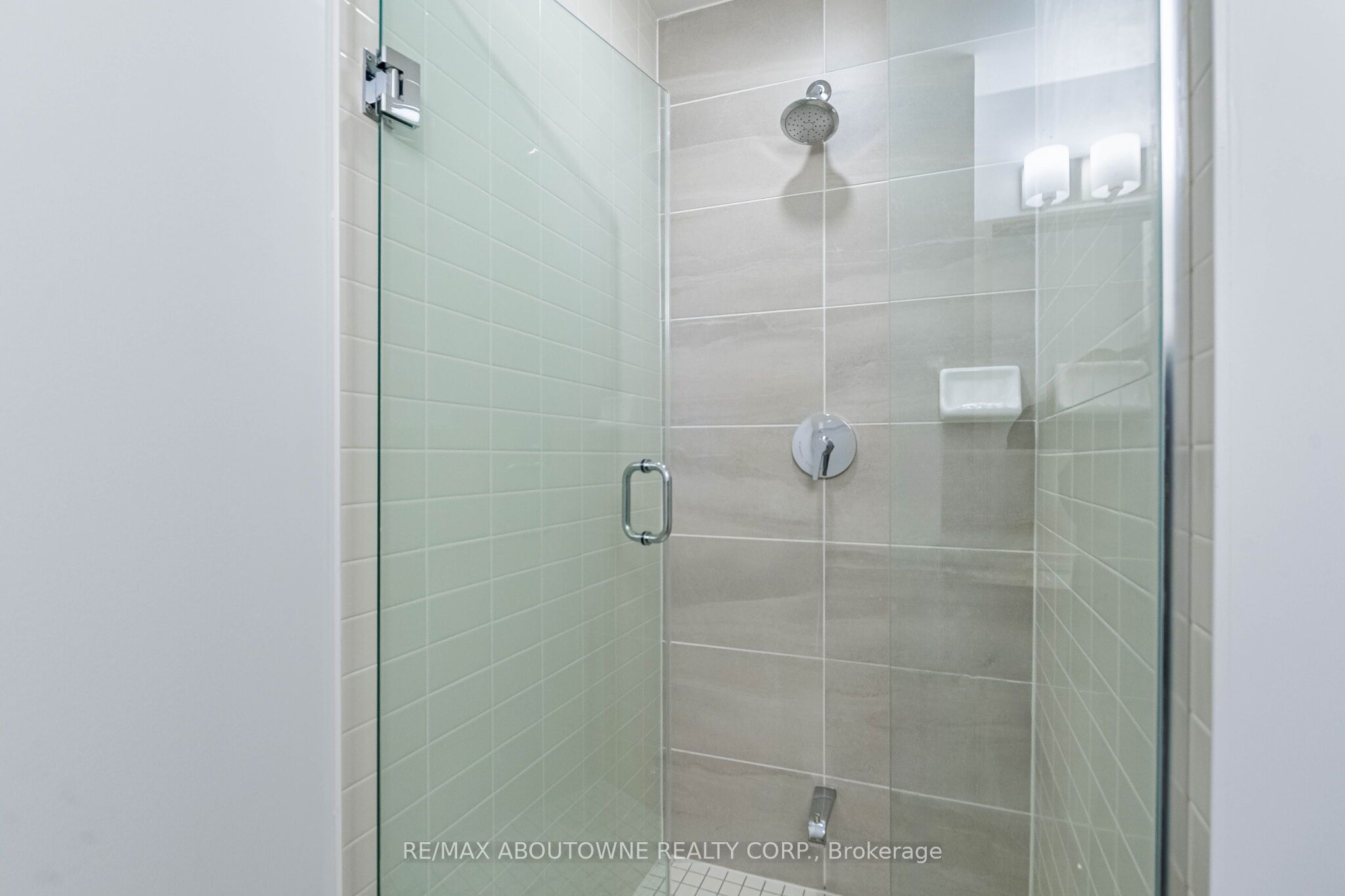 2 – 4677 Glen Erin Drive, Mississauga ‣ W13836070 2 – 4677 Glen Erin Drive, Mississauga ‣ W13836070