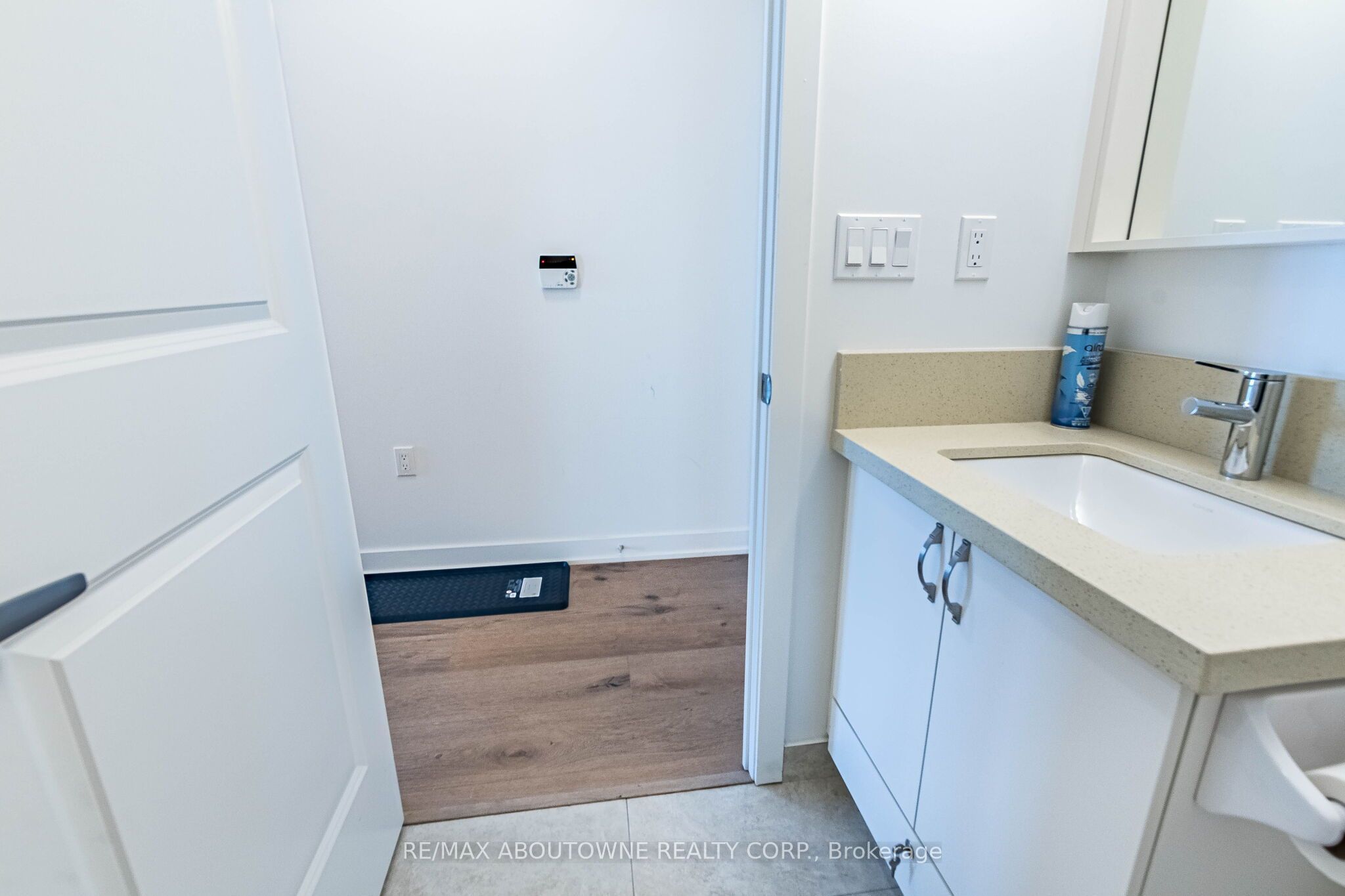 2 – 4677 Glen Erin Drive, Mississauga ‣ W13836070 2 – 4677 Glen Erin Drive, Mississauga ‣ W13836070