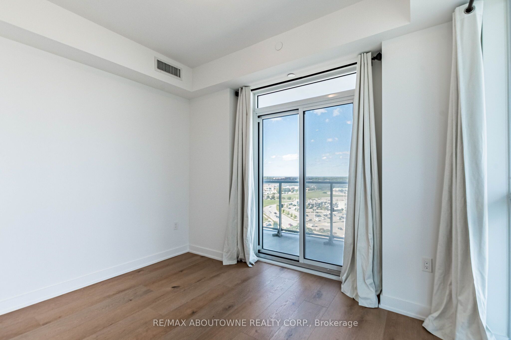 2 – 4677 Glen Erin Drive, Mississauga ‣ W13836070 2 – 4677 Glen Erin Drive, Mississauga ‣ W13836070