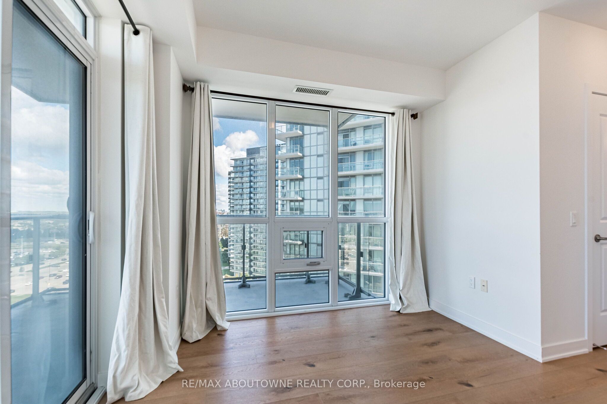 2 – 4677 Glen Erin Drive, Mississauga ‣ W13836070 2 – 4677 Glen Erin Drive, Mississauga ‣ W13836070