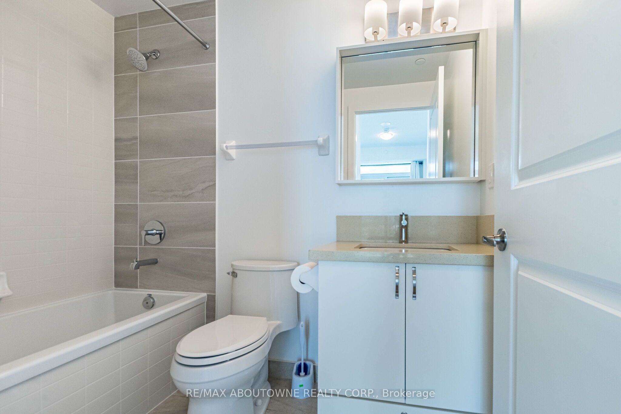 2 – 4677 Glen Erin Drive, Mississauga ‣ W13836070 2 – 4677 Glen Erin Drive, Mississauga ‣ W13836070