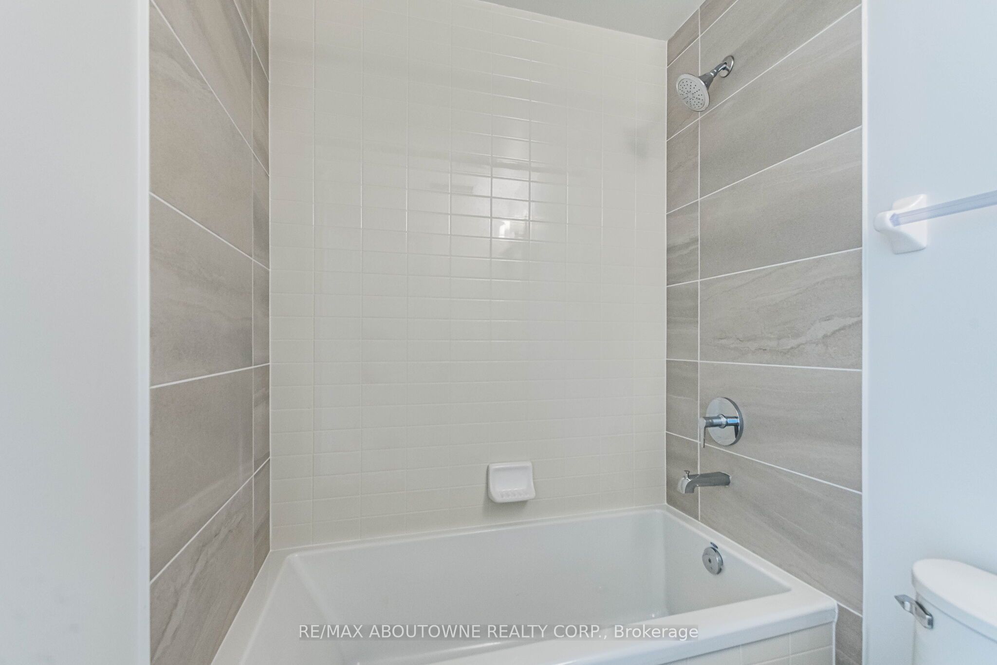 2 – 4677 Glen Erin Drive, Mississauga ‣ W13836070 2 – 4677 Glen Erin Drive, Mississauga ‣ W13836070
