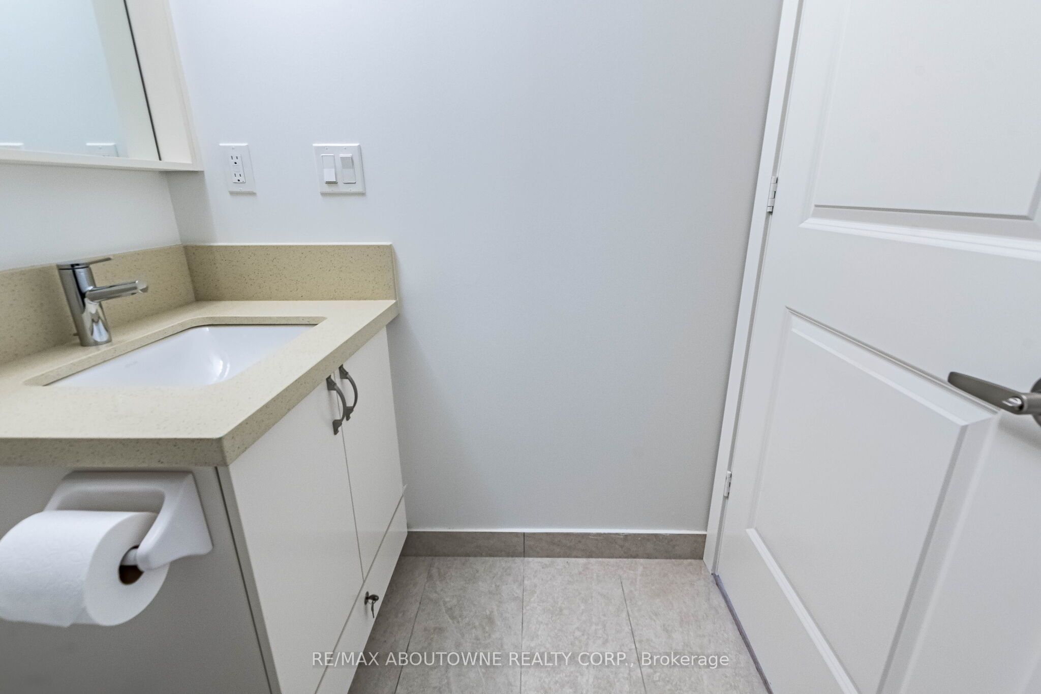 2 – 4677 Glen Erin Drive, Mississauga ‣ W13836070 2 – 4677 Glen Erin Drive, Mississauga ‣ W13836070