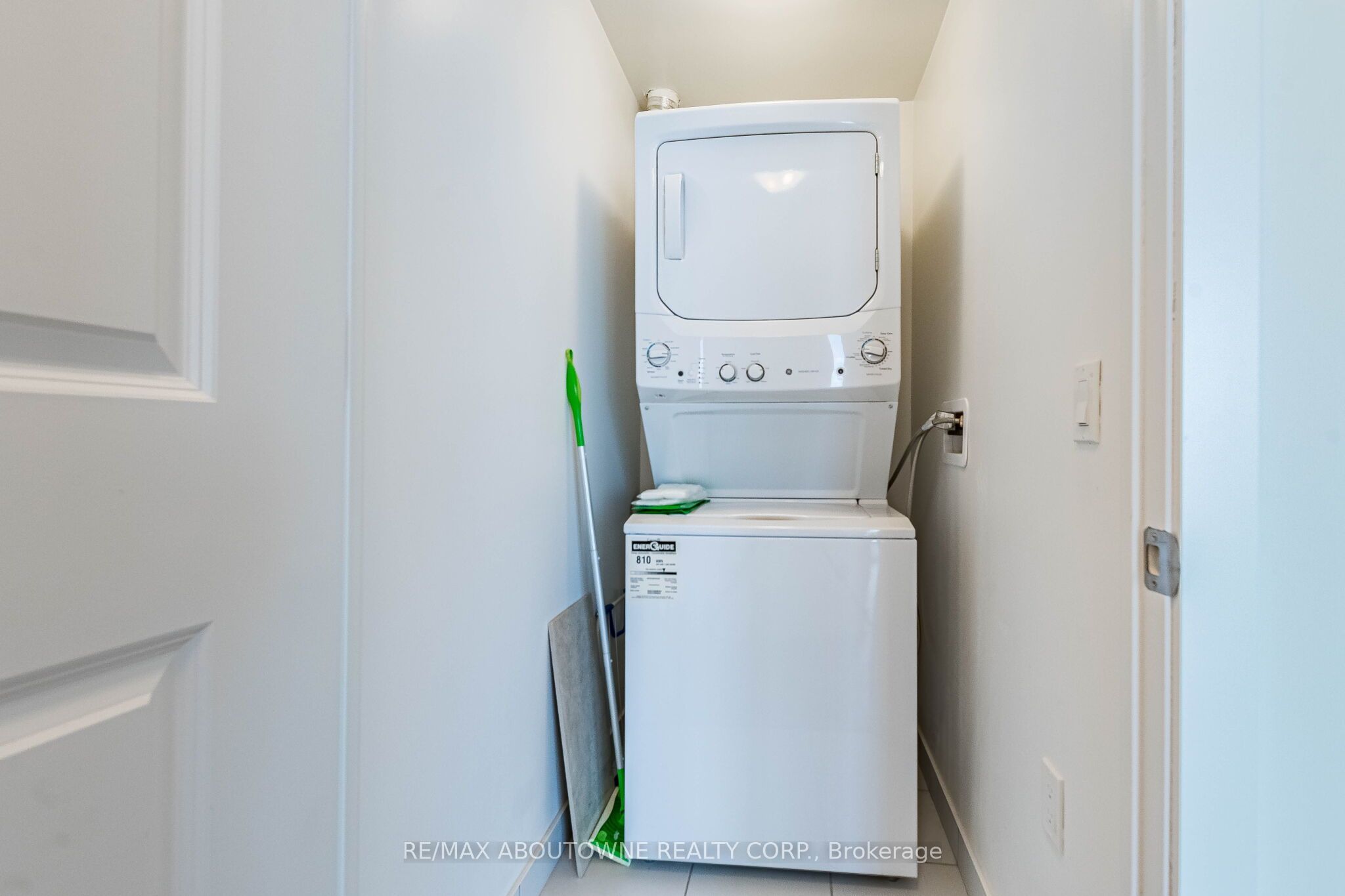2 – 4677 Glen Erin Drive, Mississauga ‣ W13836070 2 – 4677 Glen Erin Drive, Mississauga ‣ W13836070