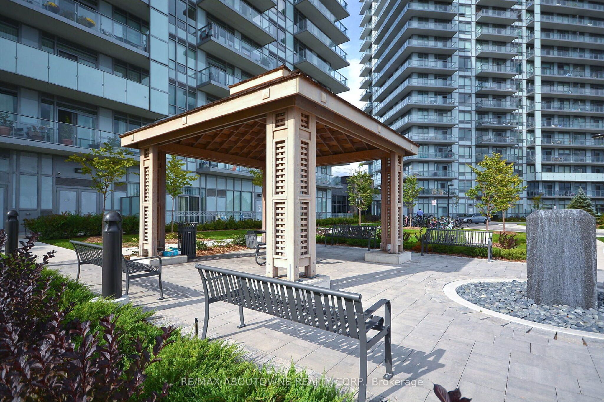 2 – 4677 Glen Erin Drive, Mississauga ‣ W13836070 2 – 4677 Glen Erin Drive, Mississauga ‣ W13836070
