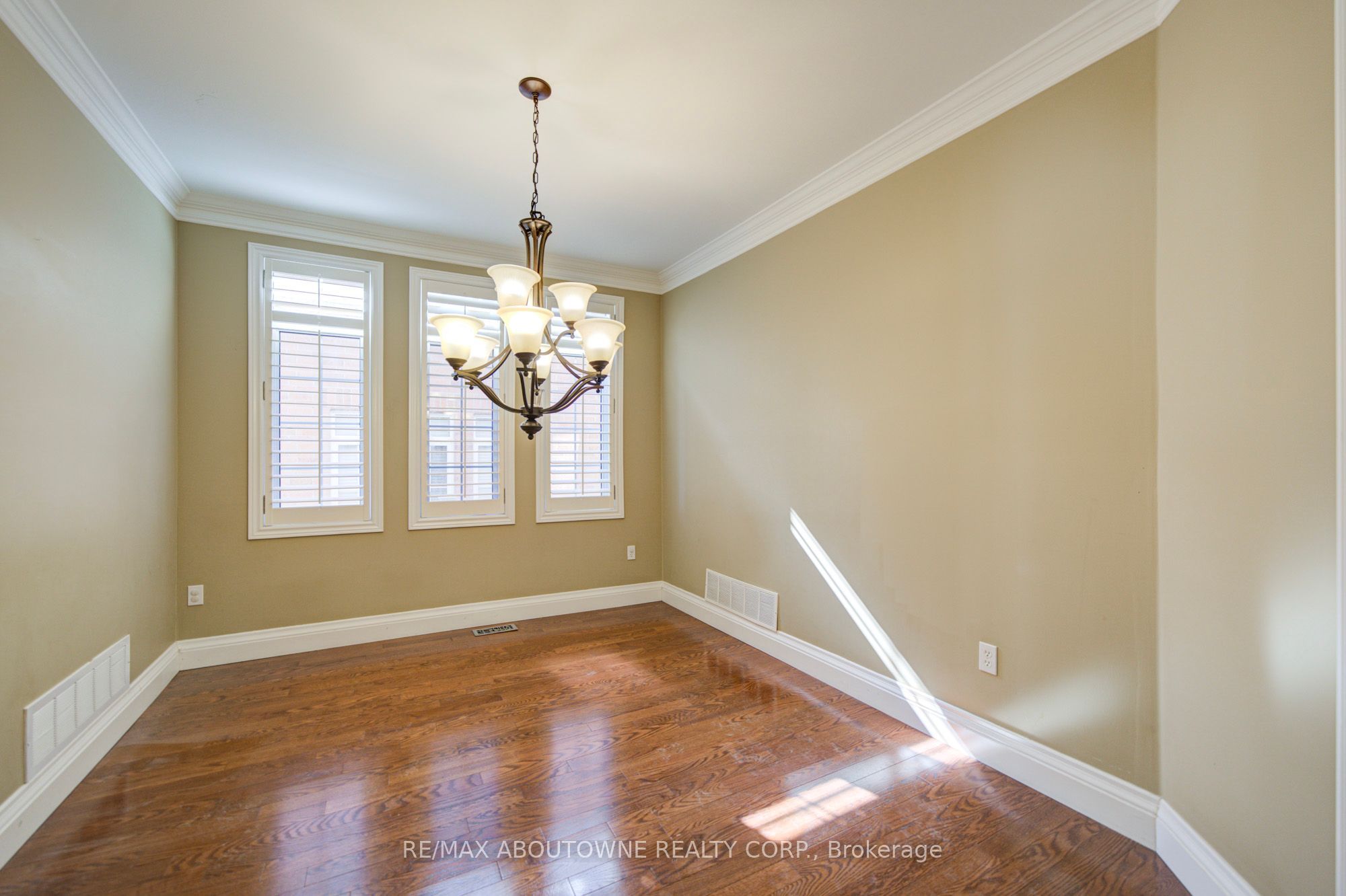 2435 Hertfordshire Way, Oakville ‣ W13836842 2435 Hertfordshire Way, Oakville ‣ W13836842