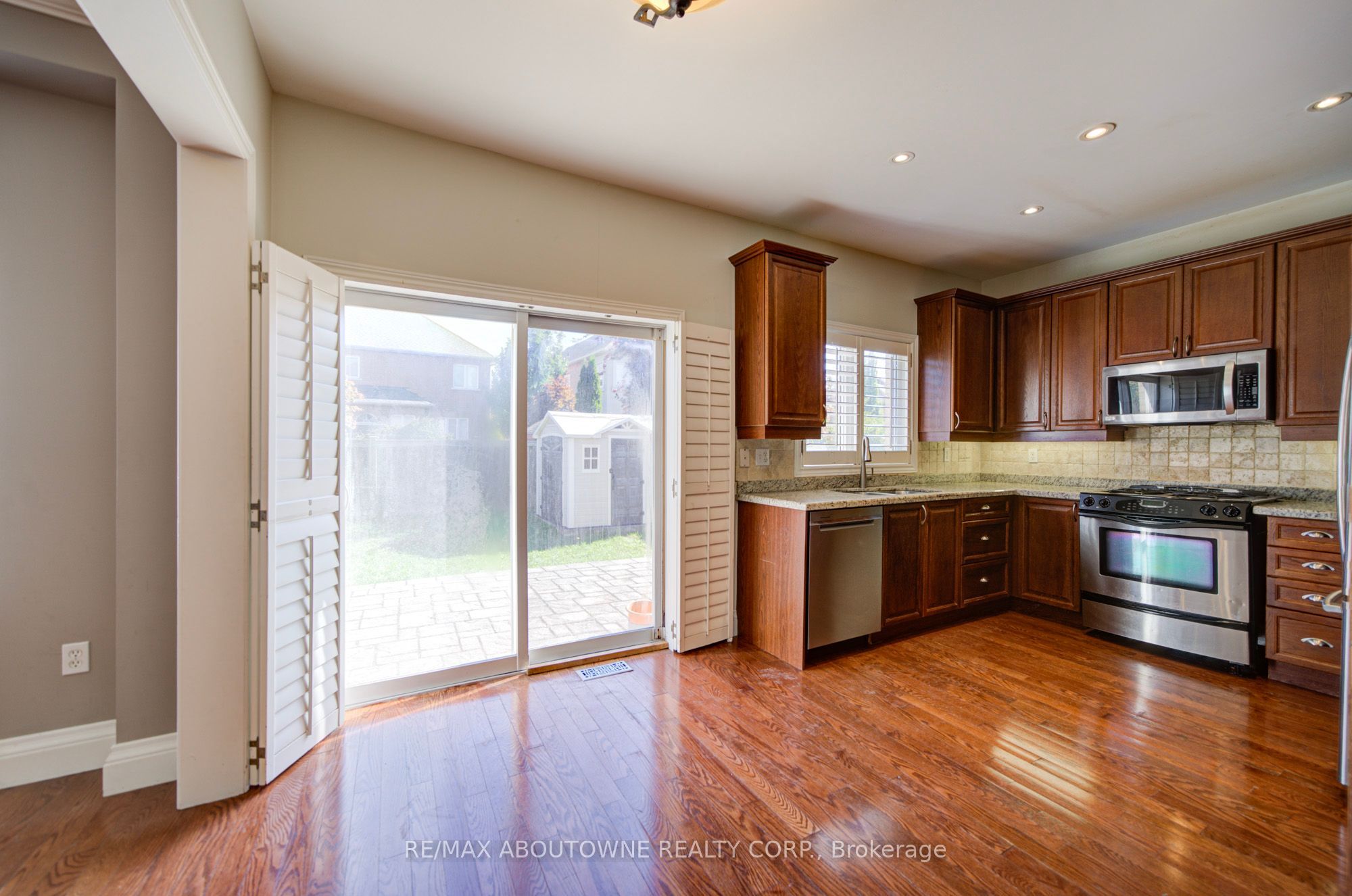 2435 Hertfordshire Way, Oakville ‣ W13836842 2435 Hertfordshire Way, Oakville ‣ W13836842
