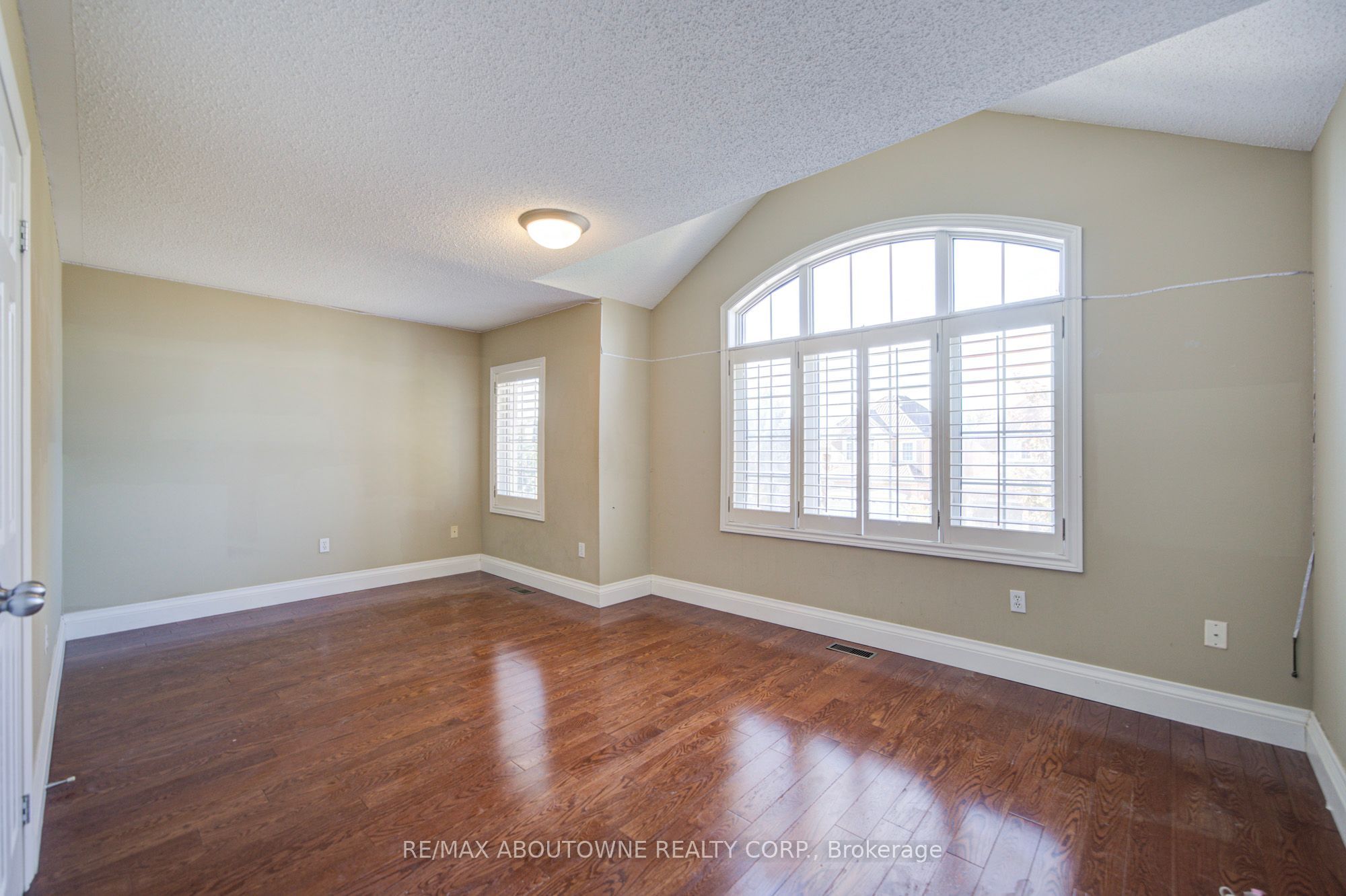 2435 Hertfordshire Way, Oakville ‣ W13836842 2435 Hertfordshire Way, Oakville ‣ W13836842