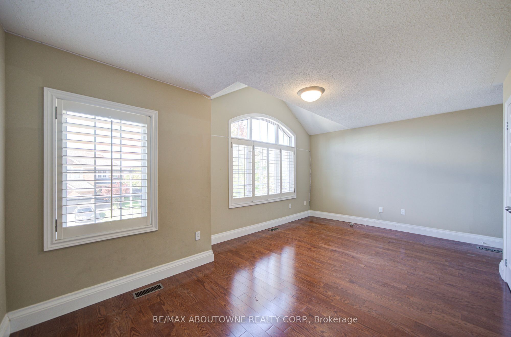 2435 Hertfordshire Way, Oakville ‣ W13836842 2435 Hertfordshire Way, Oakville ‣ W13836842