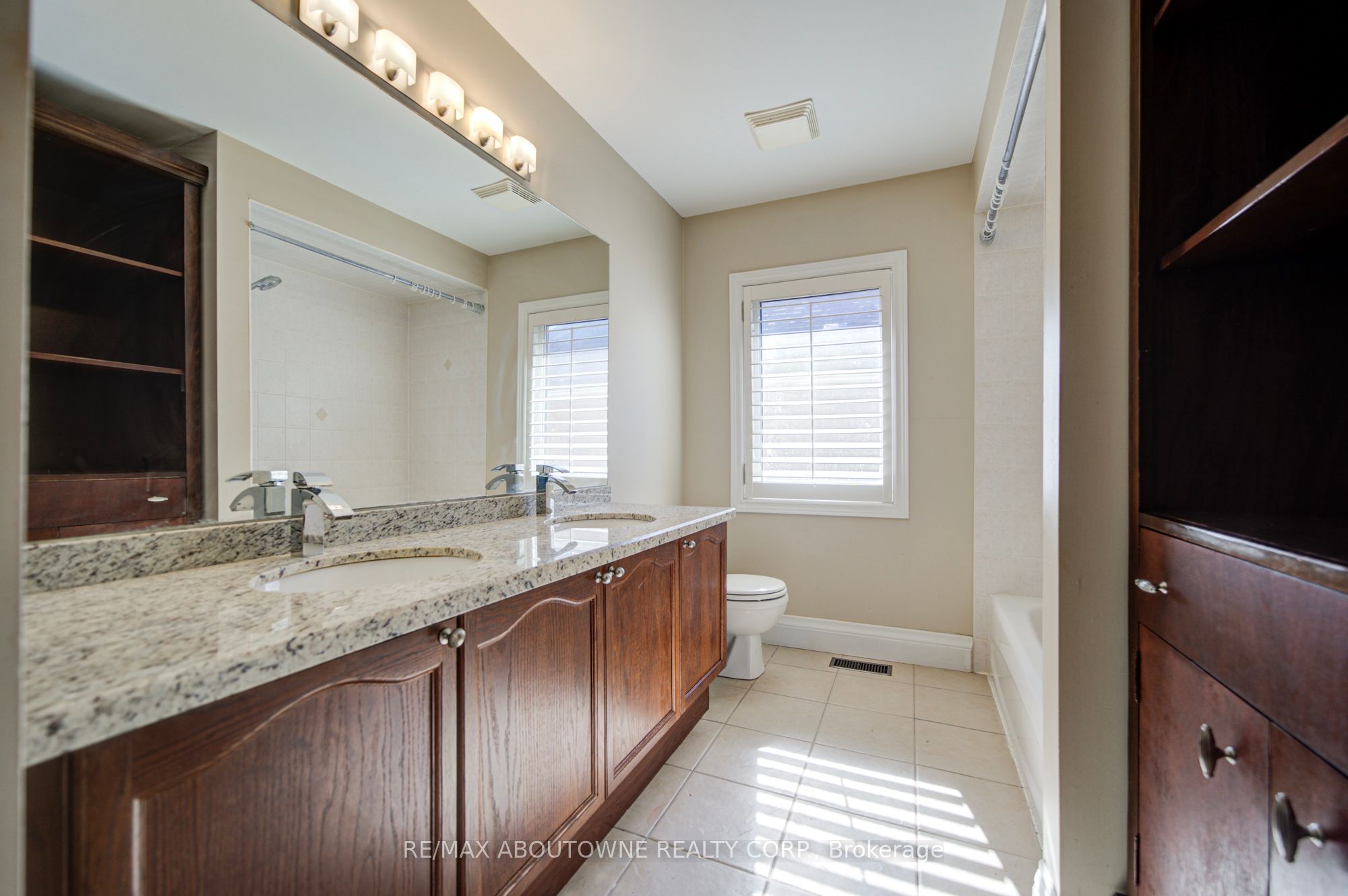 2435 Hertfordshire Way, Oakville ‣ W13836842 2435 Hertfordshire Way, Oakville ‣ W13836842