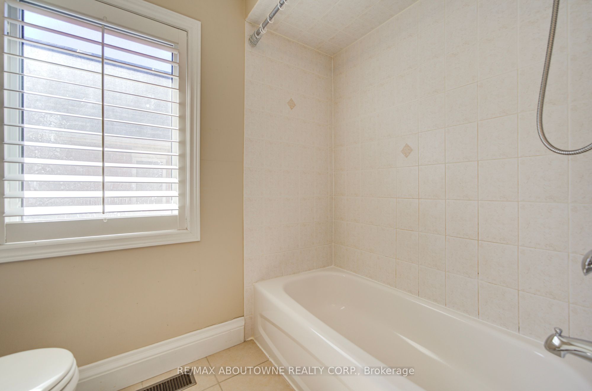 2435 Hertfordshire Way, Oakville ‣ W13836842 2435 Hertfordshire Way, Oakville ‣ W13836842