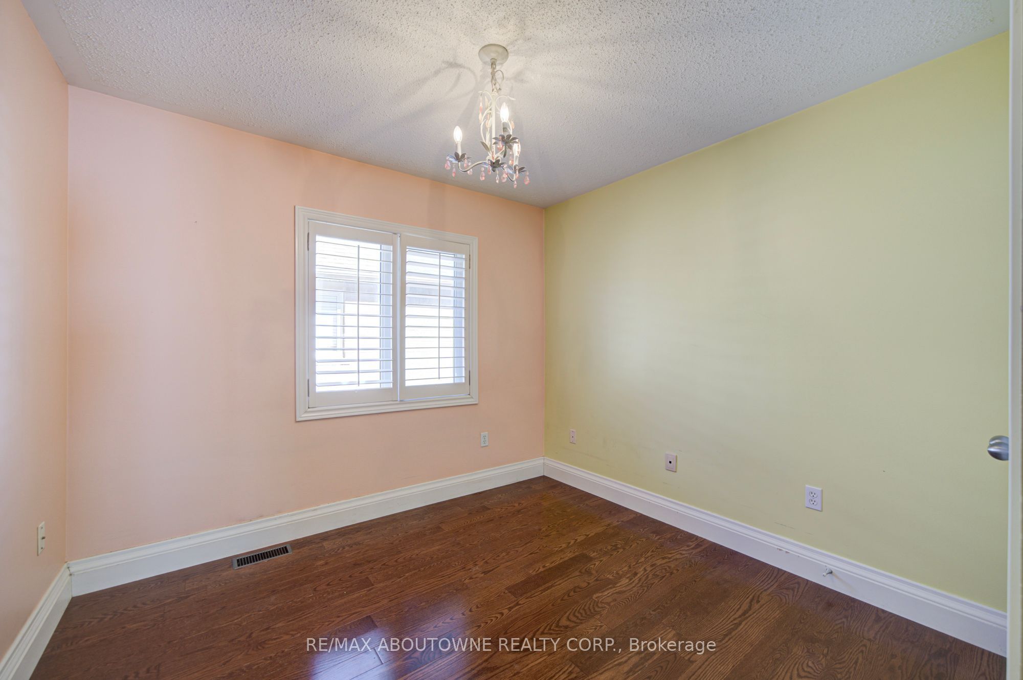 2435 Hertfordshire Way, Oakville ‣ W13836842 2435 Hertfordshire Way, Oakville ‣ W13836842