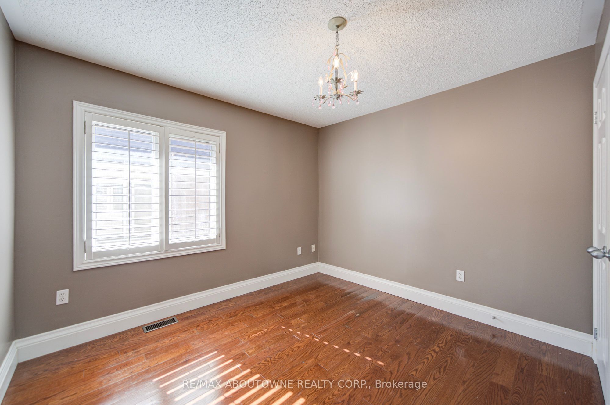 2435 Hertfordshire Way, Oakville ‣ W13836842 2435 Hertfordshire Way, Oakville ‣ W13836842