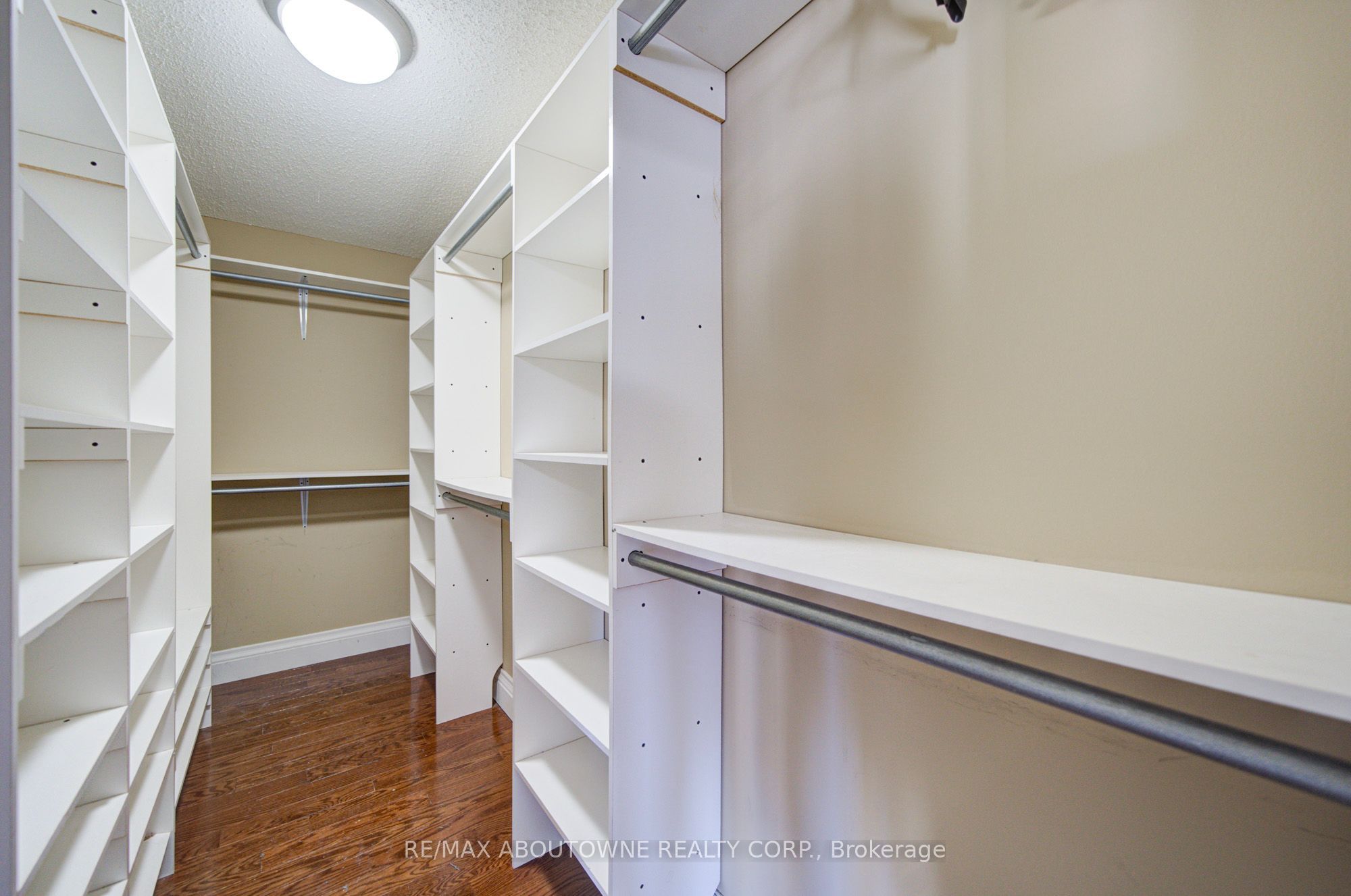 2435 Hertfordshire Way, Oakville ‣ W13836842 2435 Hertfordshire Way, Oakville ‣ W13836842